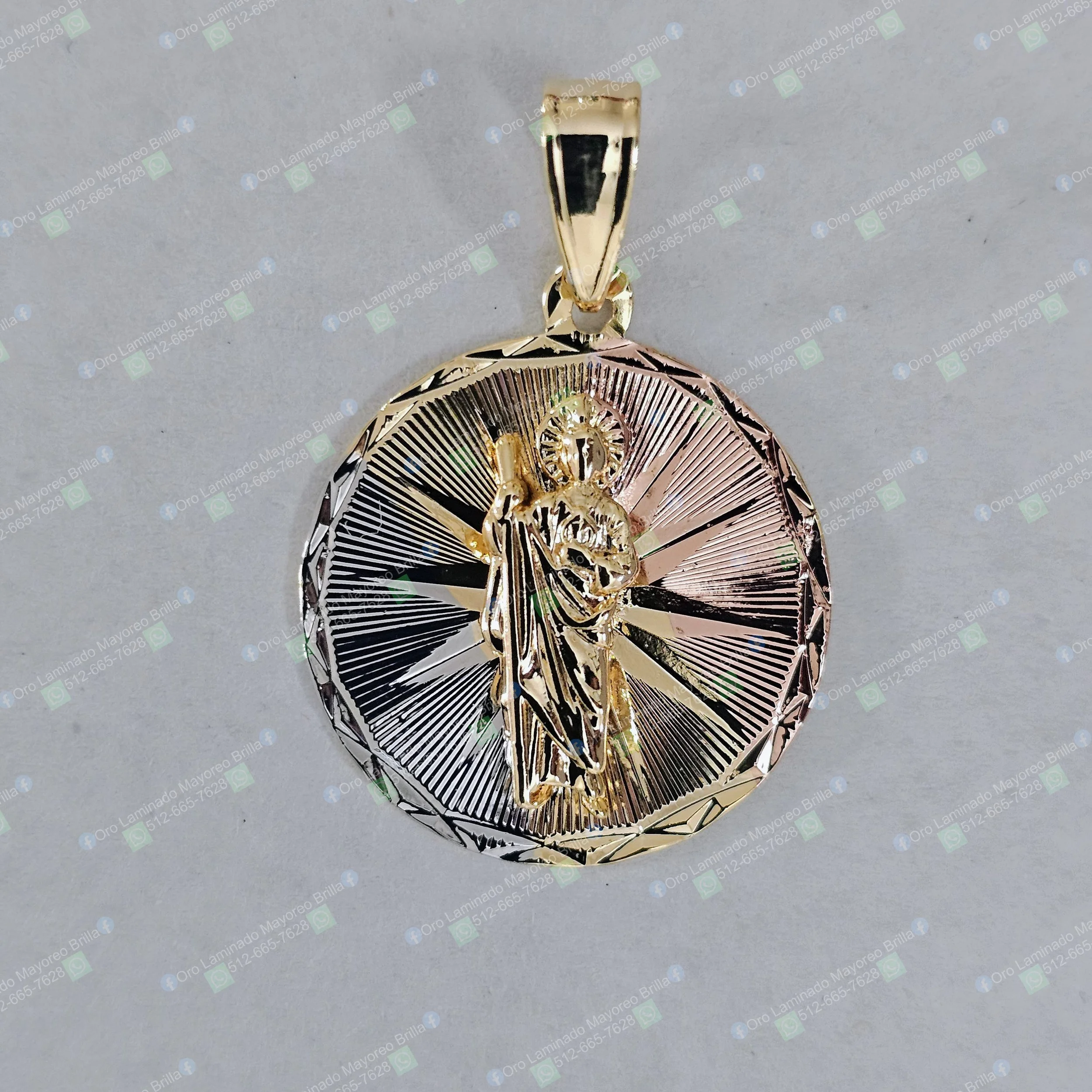Dije redondo de San Judas Tadeo con fondo de rayos color oro joyeria mayoreo | Round Saint Jude religious pendant with sunburst background gold color wholesale jewelry