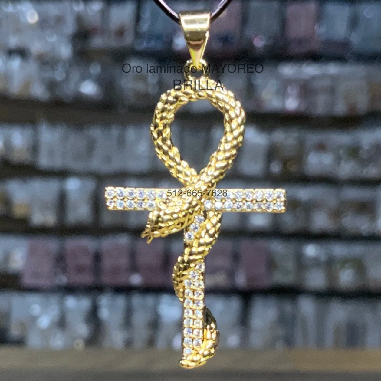 Cruz Ankh en oro laminado con serpiente decorativa. Laminated gold Ankh cross with decorative snake.