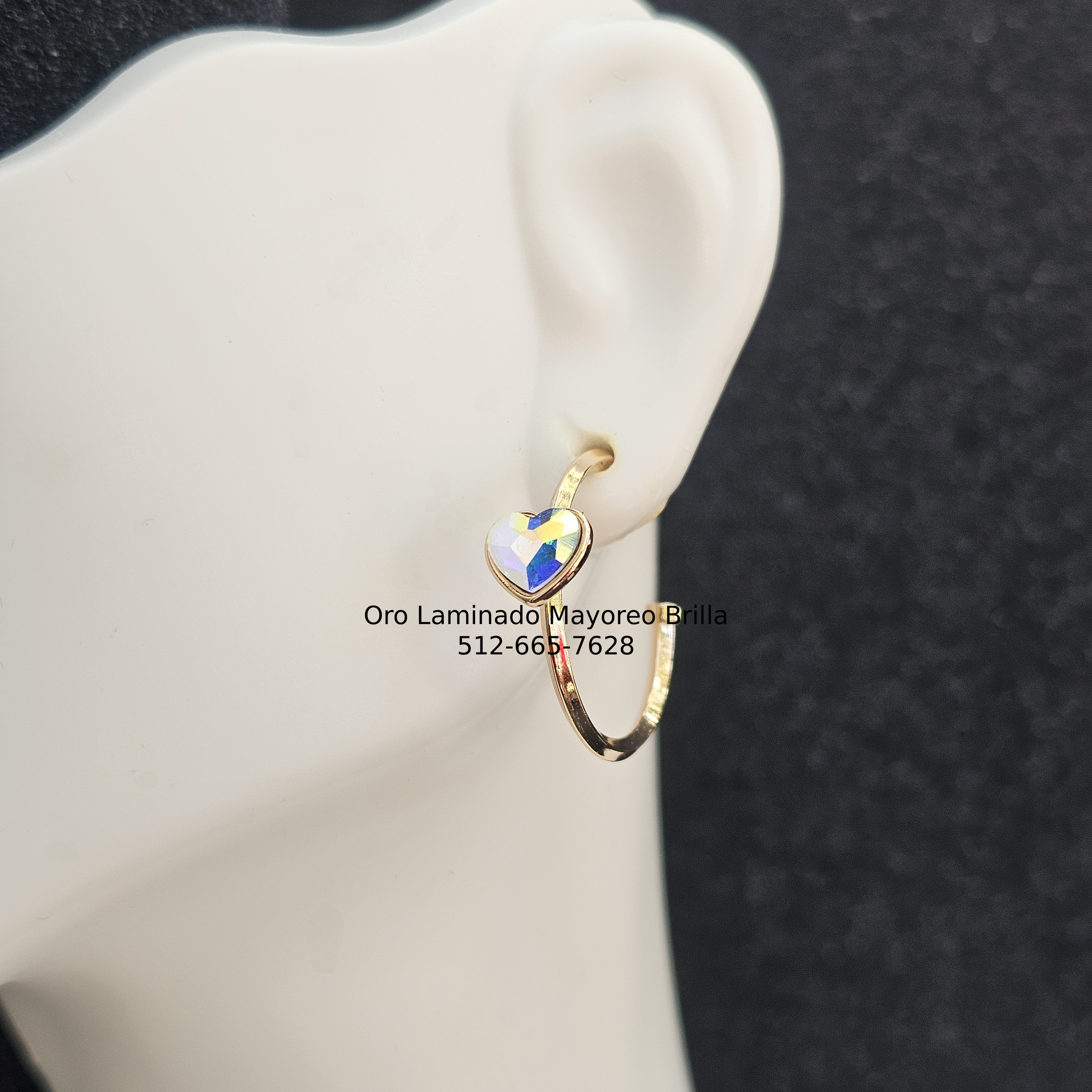 Arete con corazón tornasolado en aro dorado | Iridescent Heart Gold Hoop Earring
