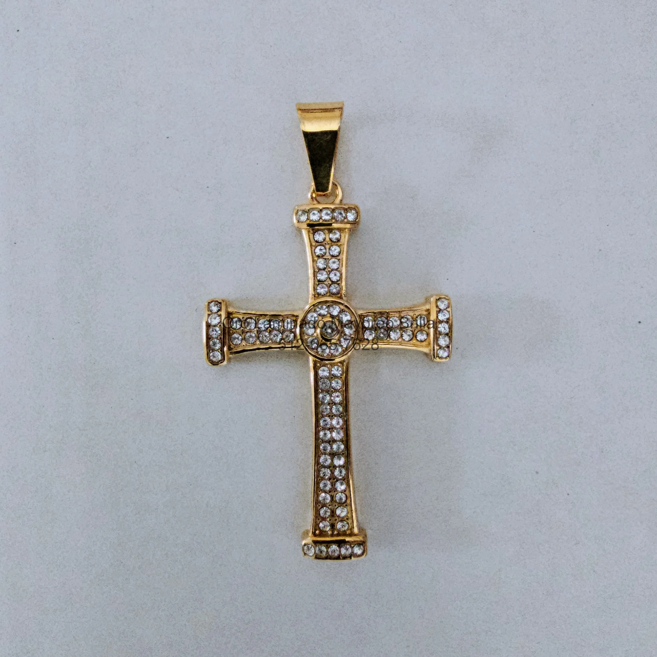 Dije cruz con piedras brillantes color oro diseño religioso clásico | Gold color cross pendant with sparkling stones classic religious charm