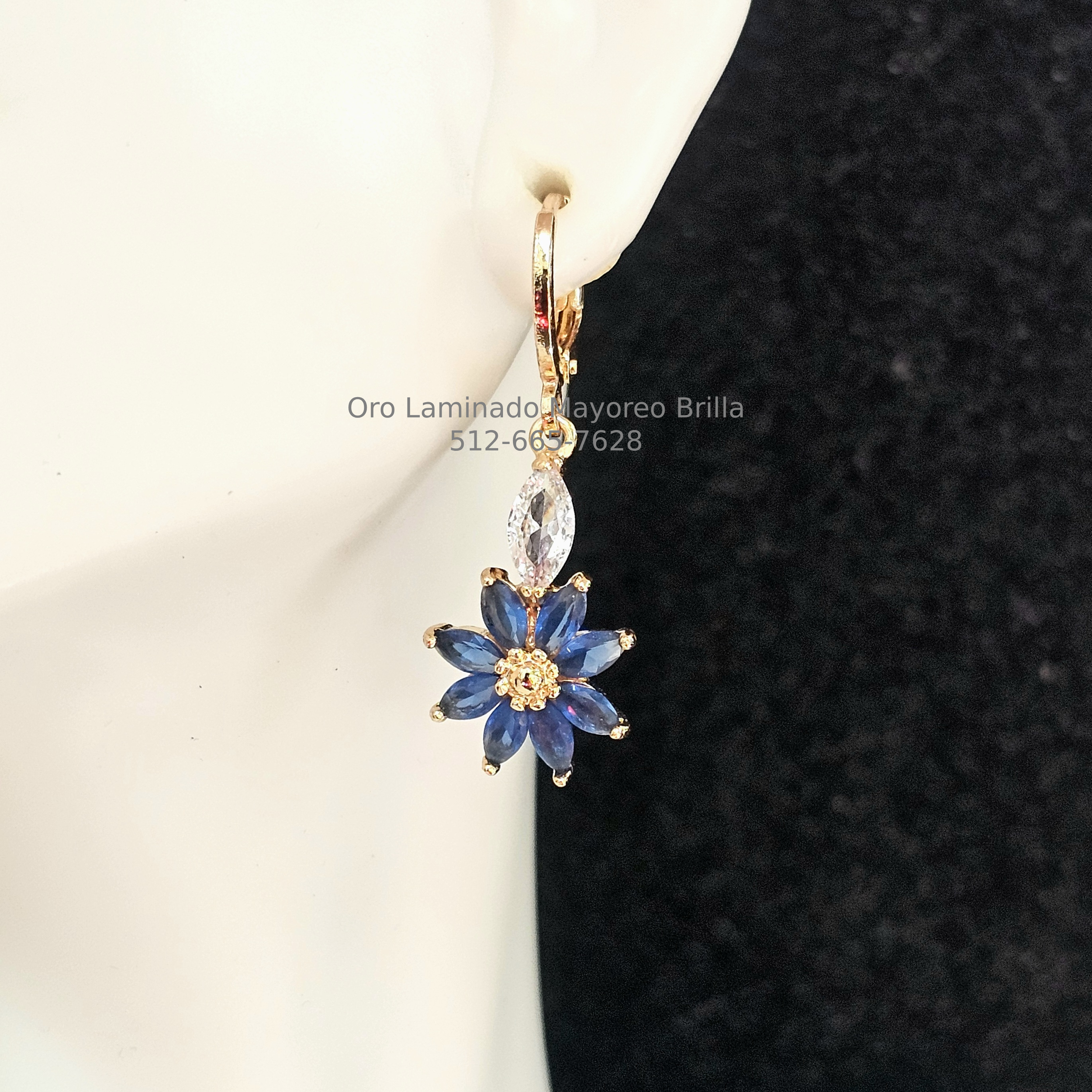 Arete de Flor Azul Colgante en Oro Laminado | Blue Flower Drop Earring in Laminated Gold