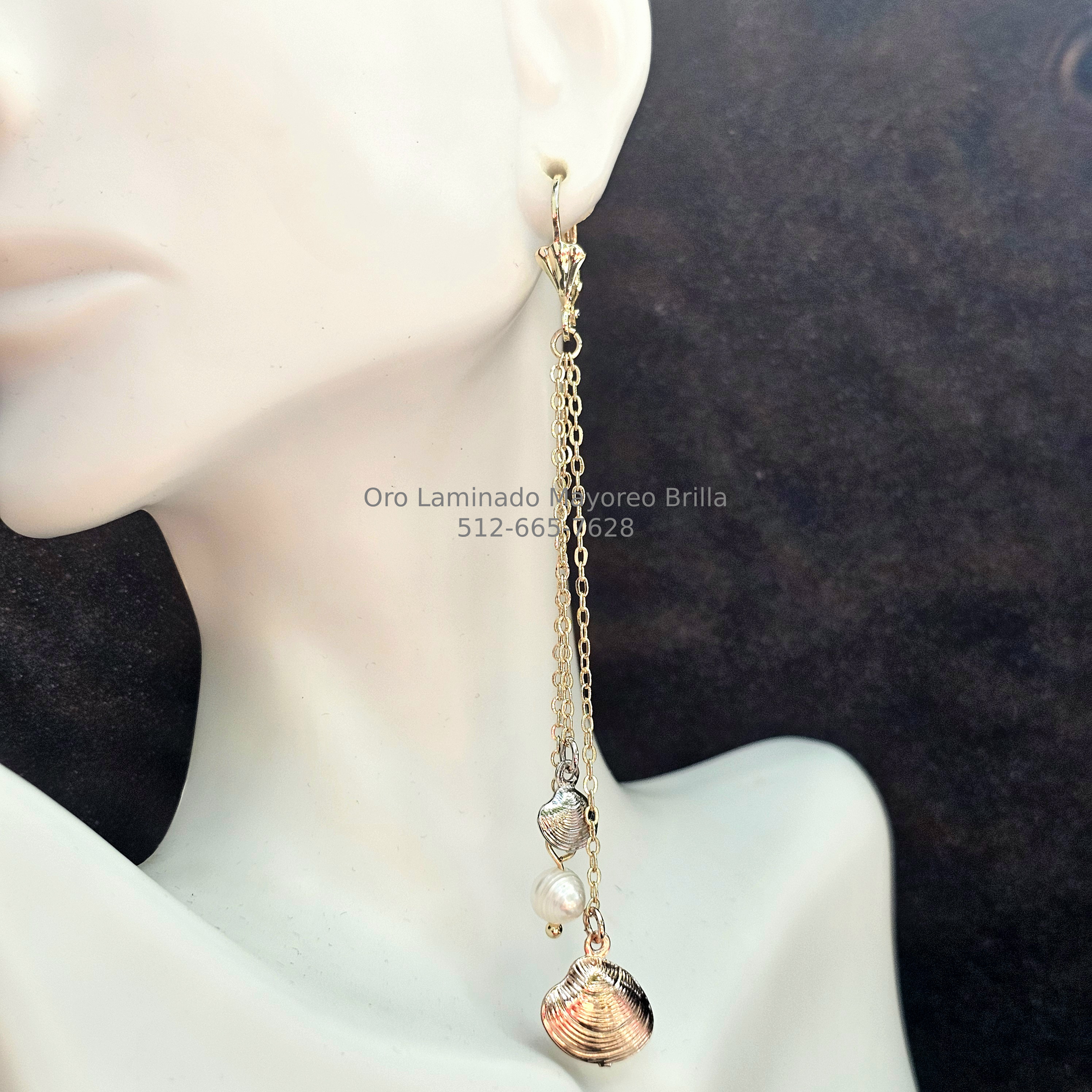 Arete Largo con Conchas y Perla en Oro Laminado | Long Earring with Seashells & Pearl in Laminated Gold