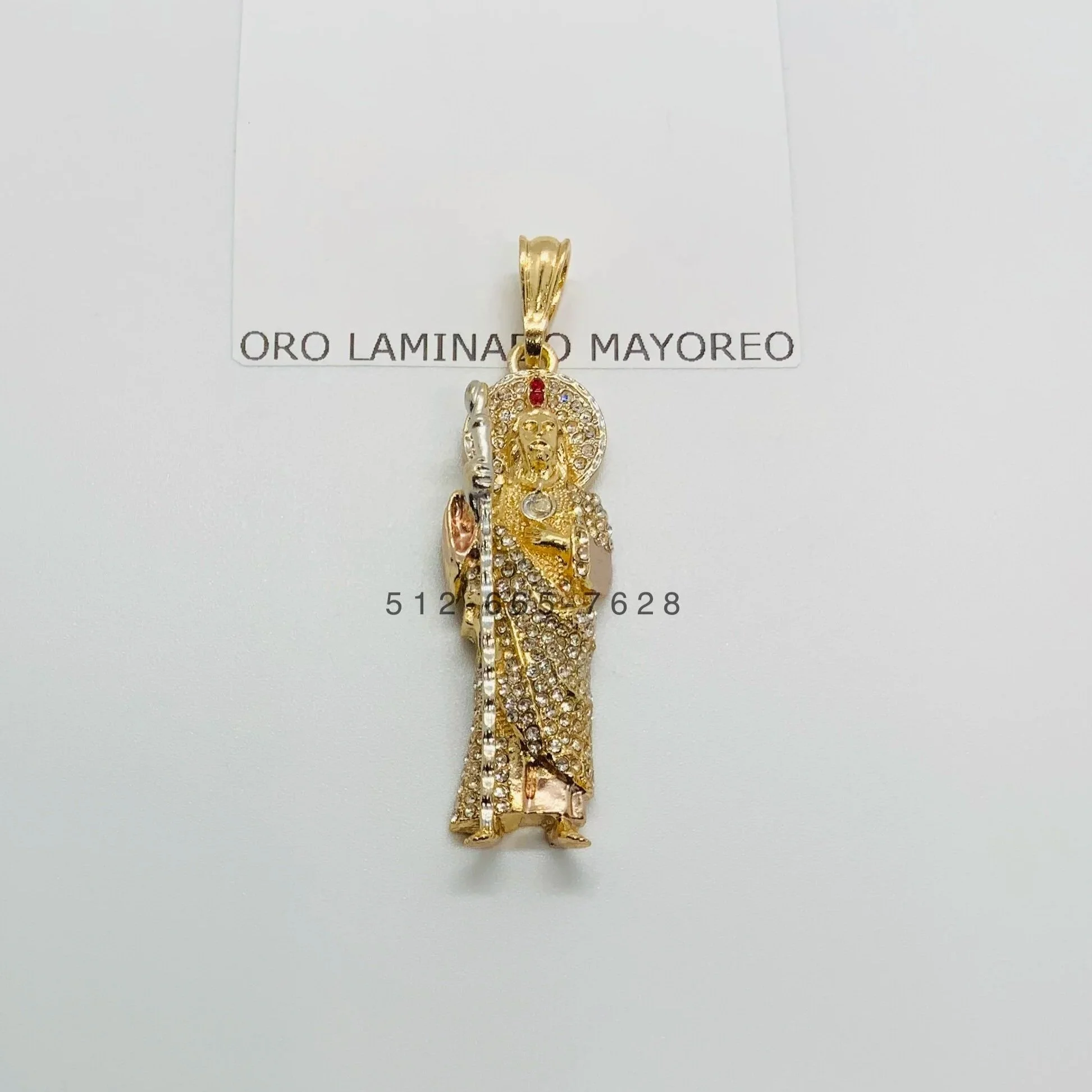 Dije delgado de San Judas Tadeo en oro laminado con bastón, halo decorado y pedrería Slim Saint Jude pendant in laminated gold with staff, decorated halo, and sparkling stones