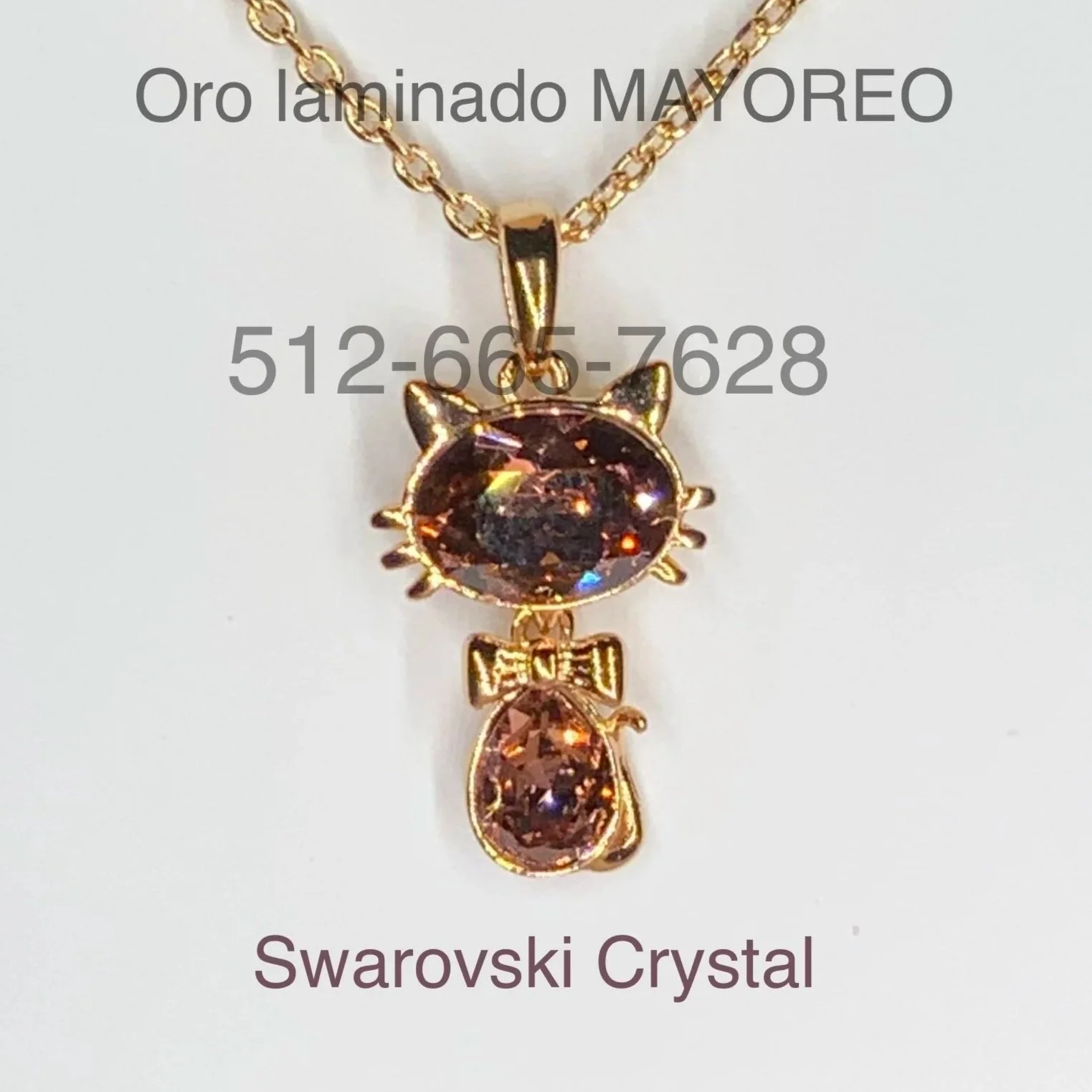 Collar de gato color café con cristales Swarovski y cadena de oro laminado. Brown cat necklace with Swarovski crystals and laminated gold chain.