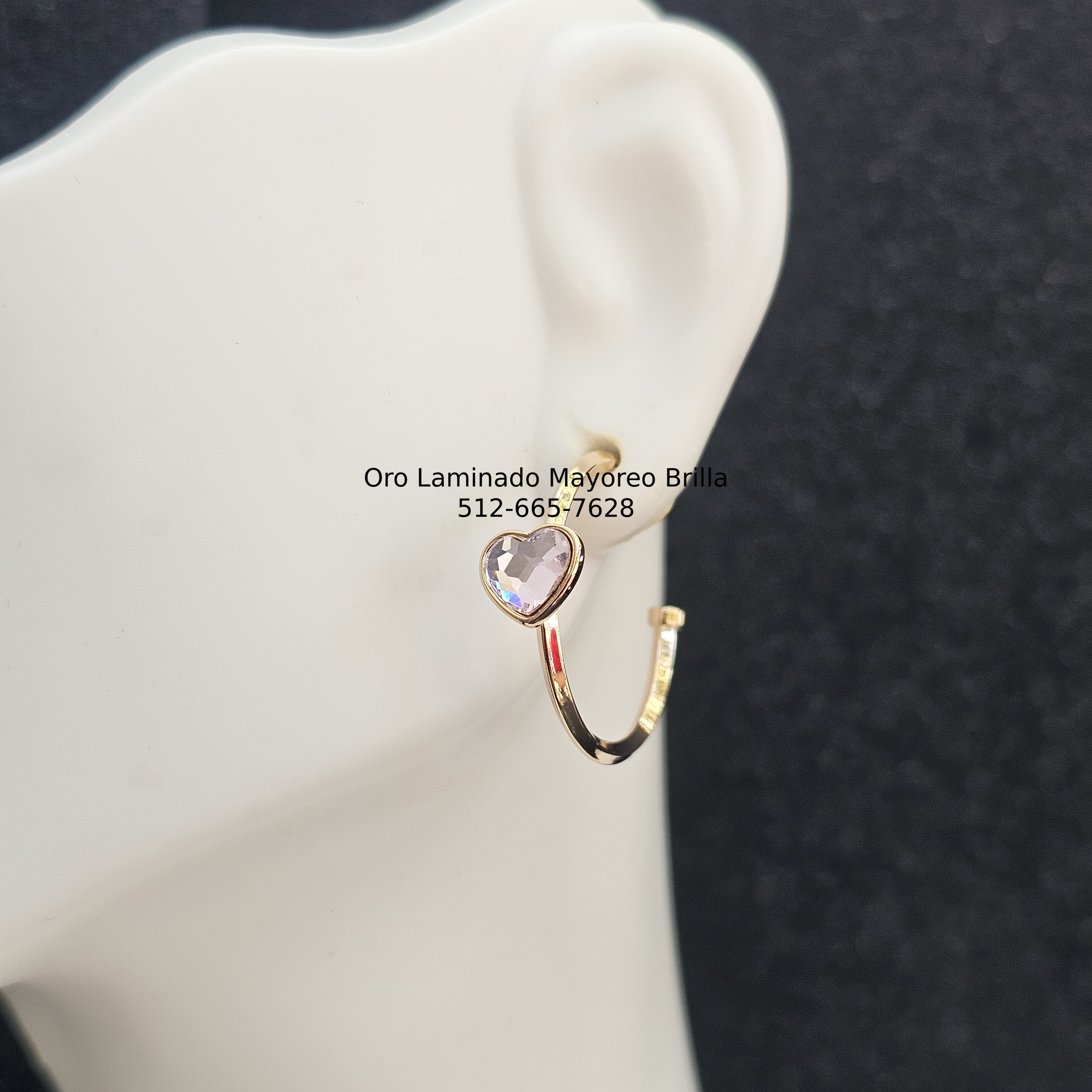 Arete de corazón en aro dorado | Heart-Shaped Crystal Gold Hoop Earring