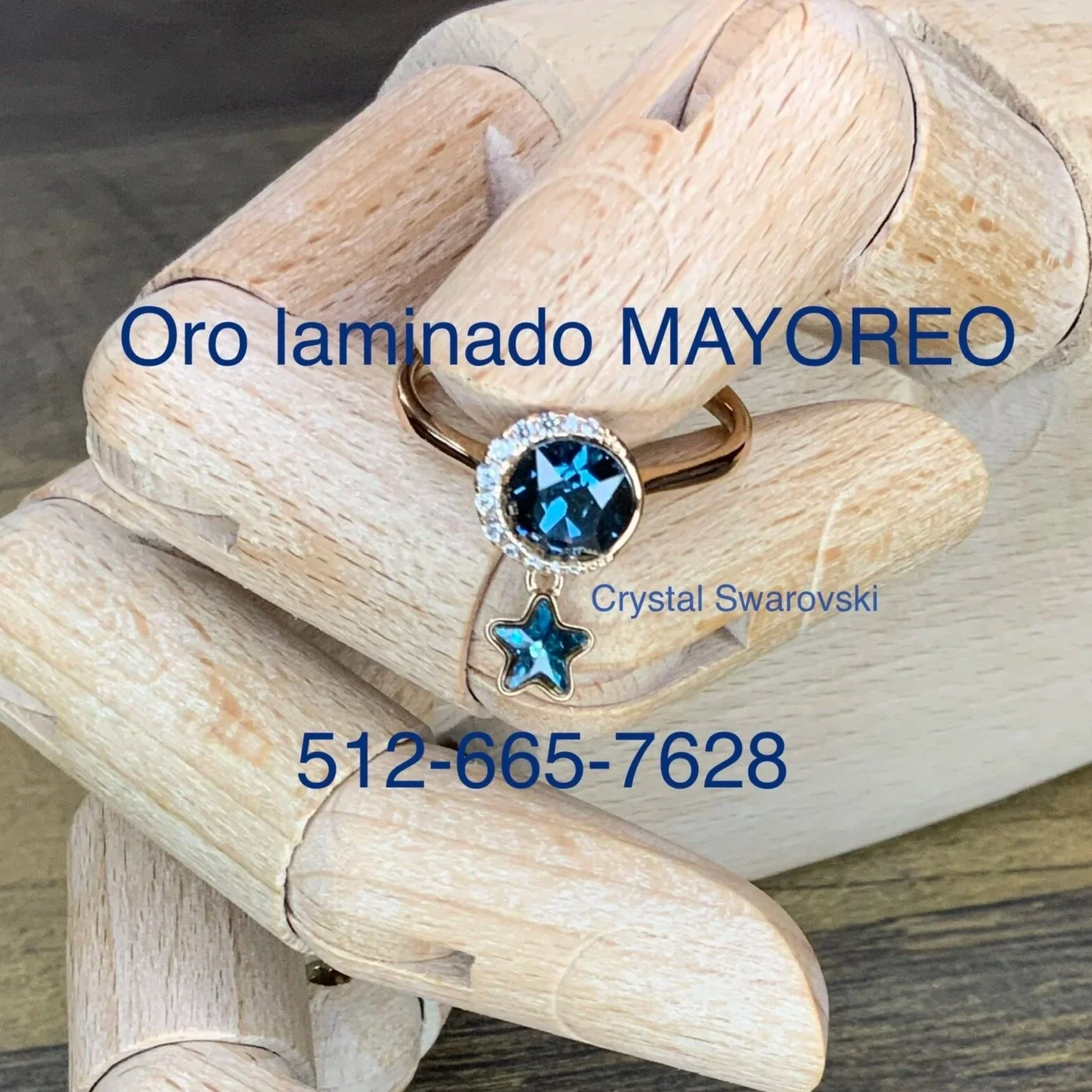 Anillo de oro laminado con cristal azul y colgante de estrella. Laminated gold ring with blue crystal and dangling star charm.