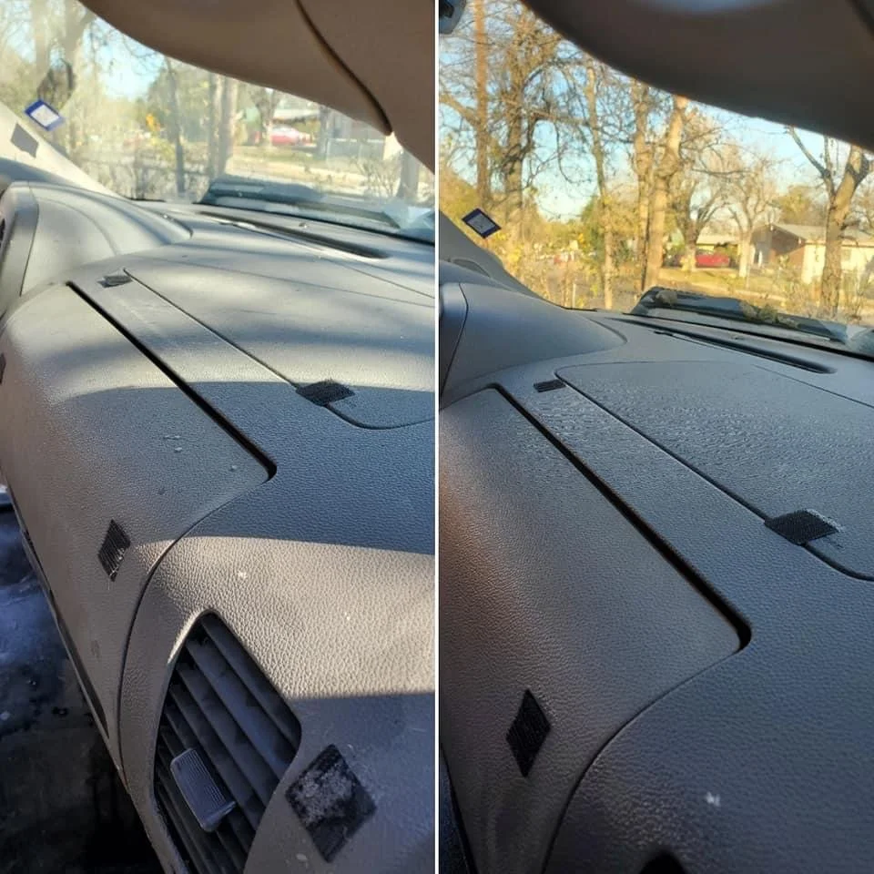 Limpiando un tablero negro con un trapo azul.