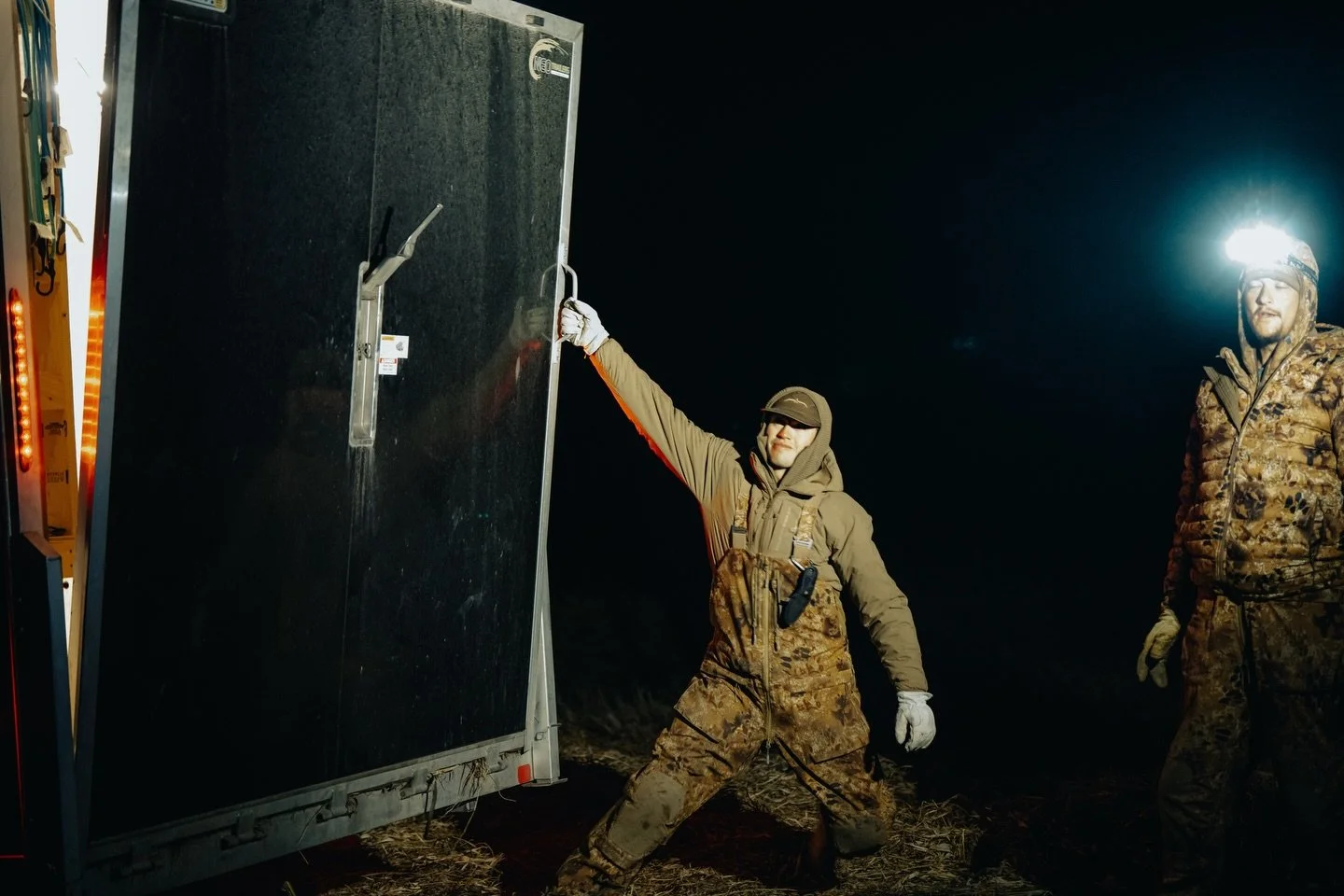 We still get excited every time we drop the door on a need feed!

📸 @gavin.fernholz 
⭐️ @mattmanss126 
⭐️ @johnbrunelli 

#snowgoosehunting #guidelife #thegrind #waterfowlhunting #springmigration