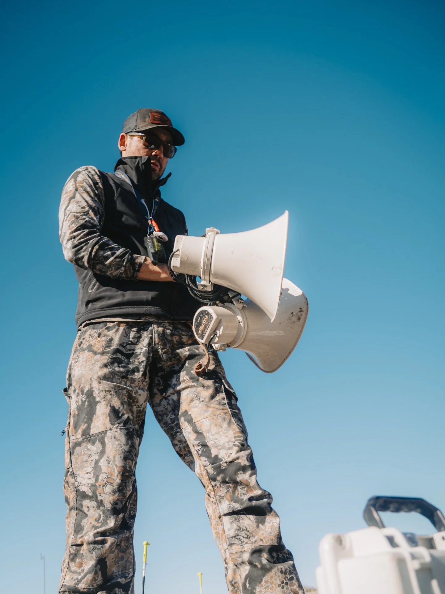 🔊 We run two Super Snow Crow Pros @foxpro_inc which allows us to run up to 4 different tracks at once and control the volume on each. 

📸 @gavin.fernholz 
⭐️ @mikejtracy 
⭐️ @kryptek 
⭐️ @foxpro_inc 

#snowgoosehunting #gamecalls #foxpro #huntingge