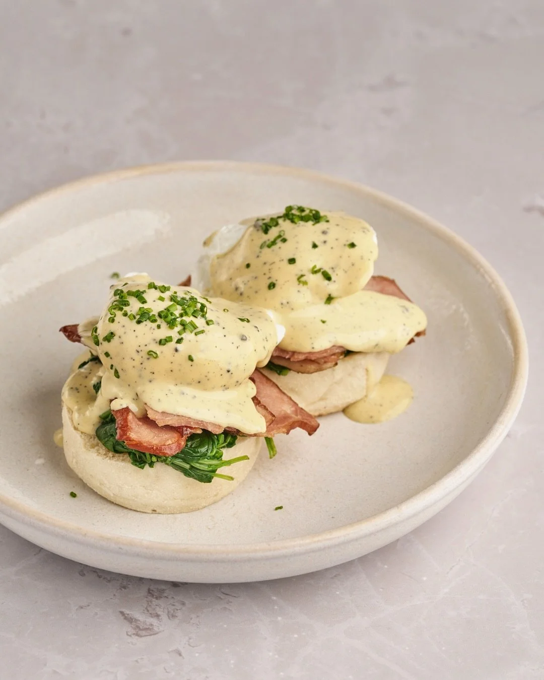 When you can’t decide what to order for brunch, go with our all-time favorite: Truffle Turkey Royale 😌
Turkey bacon meet spinach on a perfectly toasted English muffin, finished with a hint of truffle. A simple yet elevated choice that pairs b