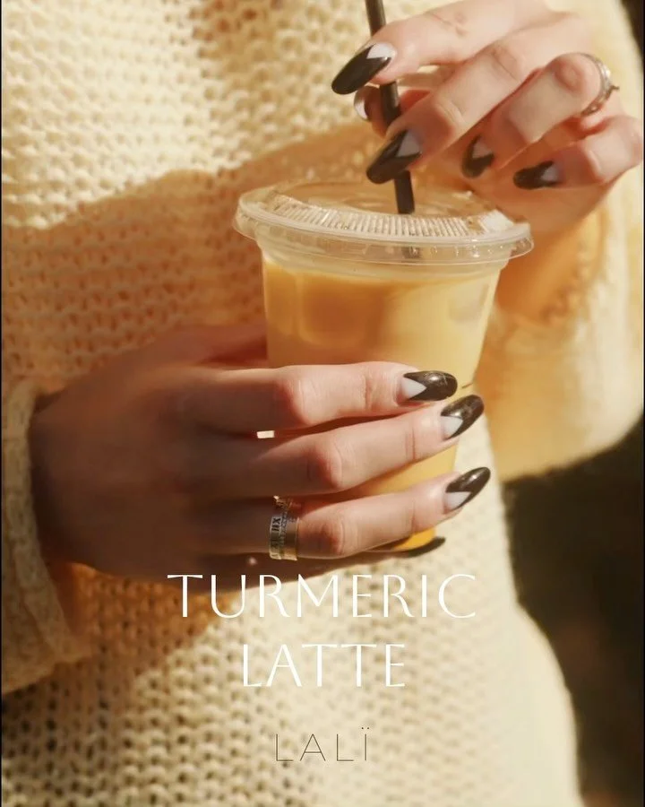 A golden pour that tastes like a sunny morning — creamy, soothing, and laced with the warmth of turmeric and autumn 
spices ✨
.
.
.
.
.
.
#mayfair #londoncoffeeshops #londoncoffee #londonbrunch #londoncafe #london #londonlife #londonmatcha #lon