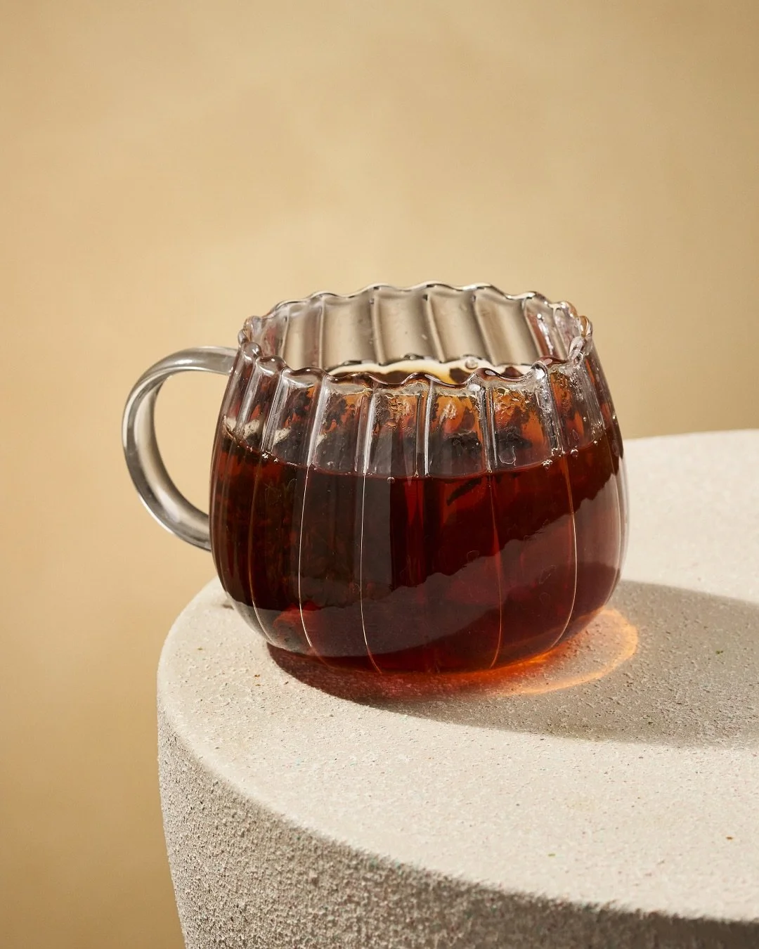 🍁 Autumn Tea Vibe
It’s warmth with a twist of light.
Deep black tea grounds the soul — rich, earthy, and bold. Star anise drifts through with a subtle, spiced sweetness. Then comes the lemon: bright, clean, and fresh — a golden no