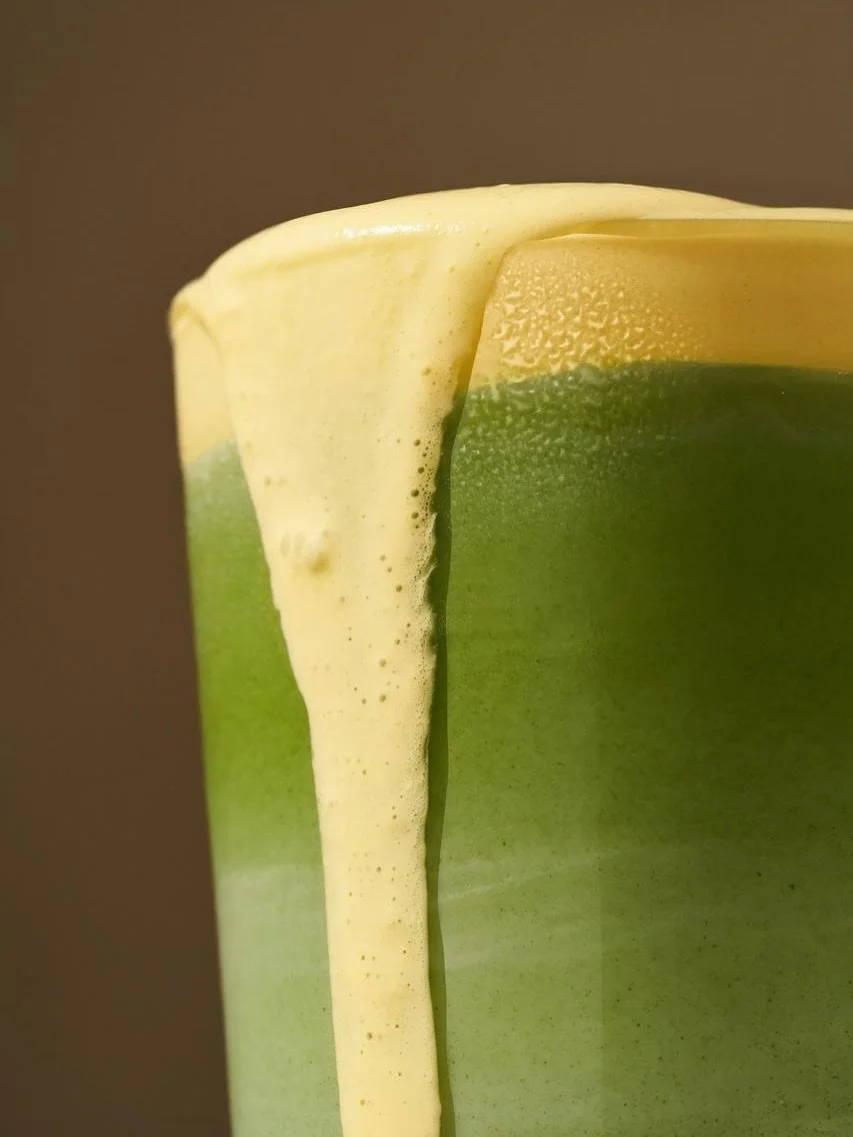 🍌🍃 Banana Matcha — where the morning sun drifts through the mist over green hills.
The sweet softness of ripe banana melts into the deep, earthy freshness of matcha — a taste that doesn’t rush.
It’s a mood in a cup —