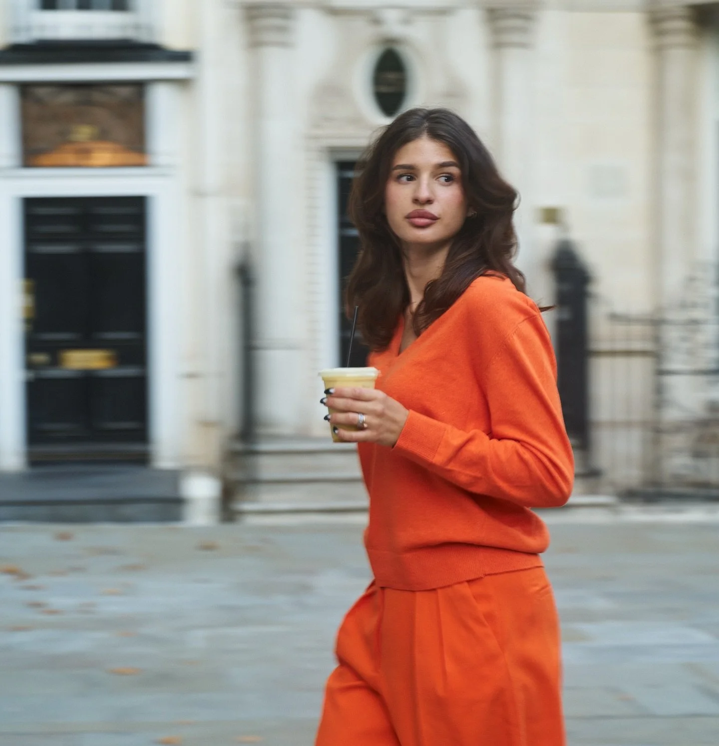 Sun-kissed London morning & golden latte — a little calm in every sip 🧡✨
.
.
.
.
.
.
#mayfair #londoncoffeeshops #londoncoffee #londonbrunch #londoncafe #london #londonlife #londonmatcha #londonlifestyle #londonnews