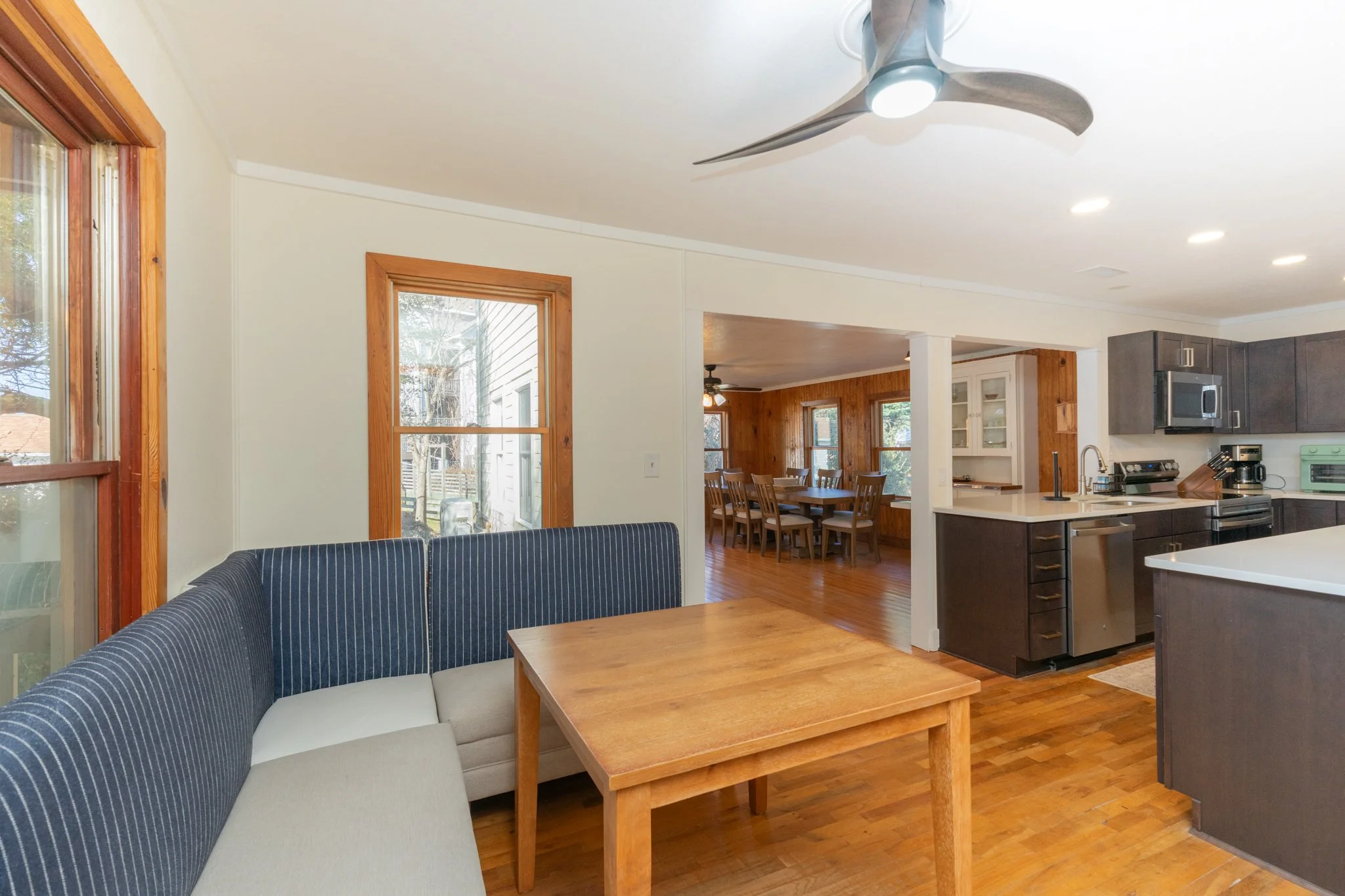 8 Kitchen eat in.jpg