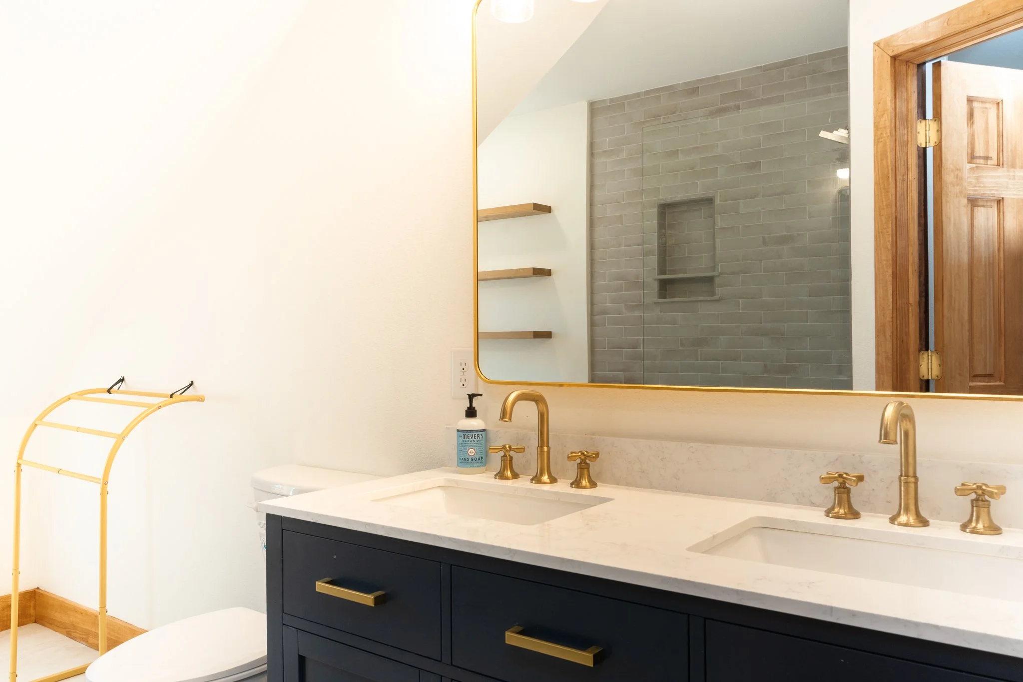 24 Upstairs Bathroom 1.jpg