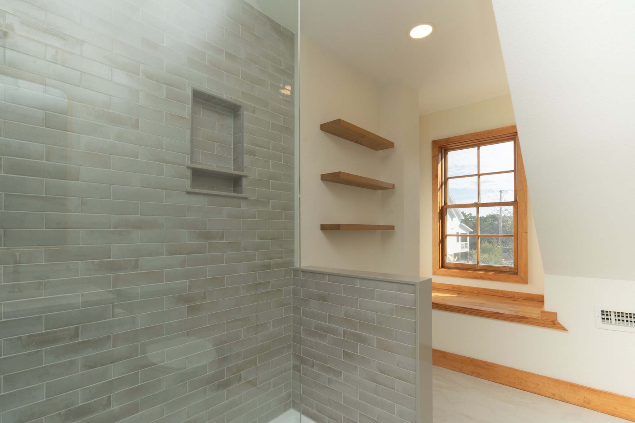 25 Upstairs Bathroom 2.jpg