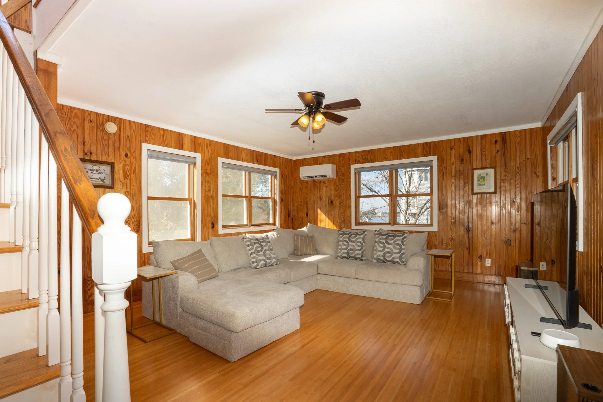 31 Upper Floor Living Area.jpg