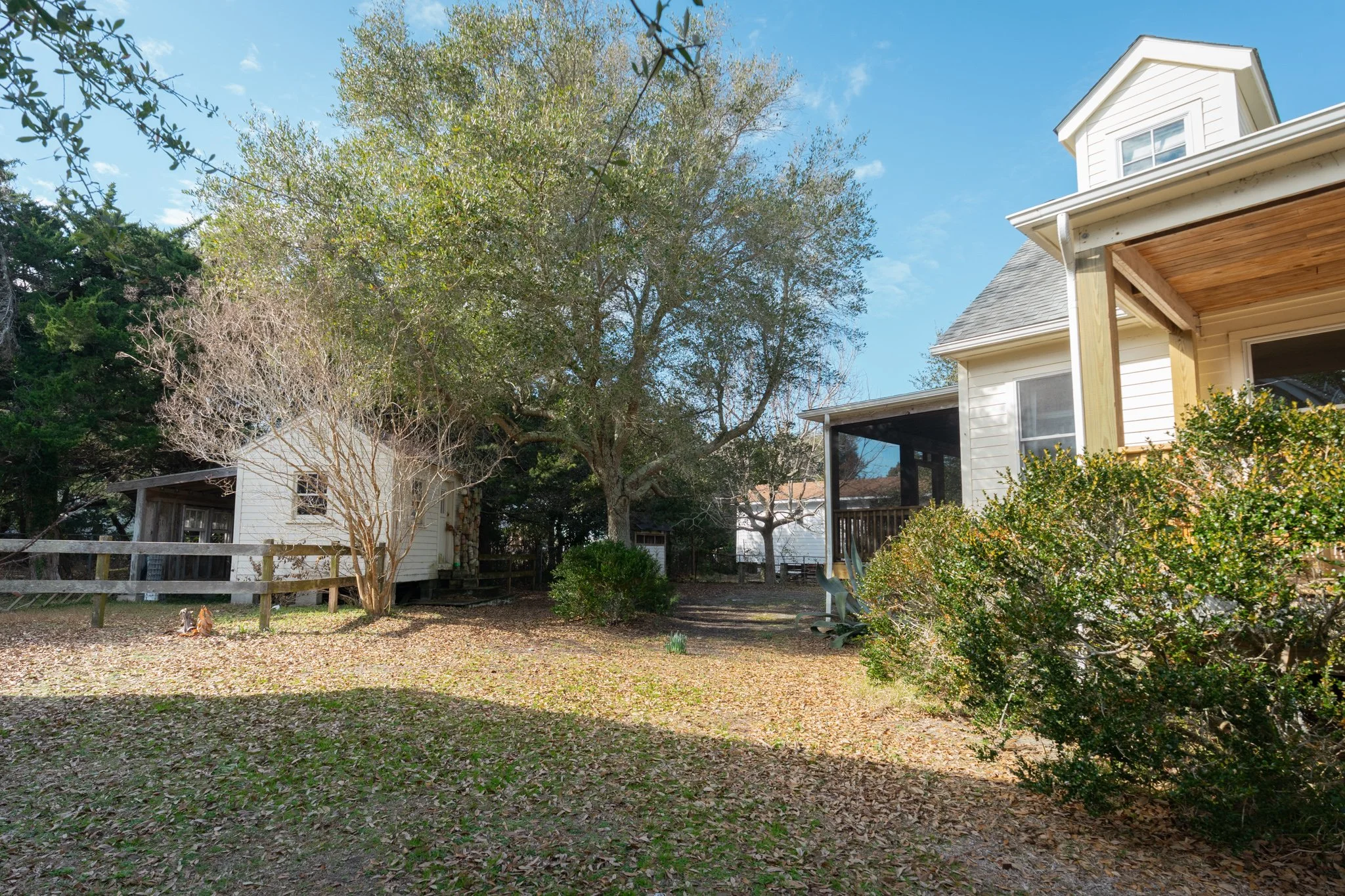 40 Exterior Side yard.jpg