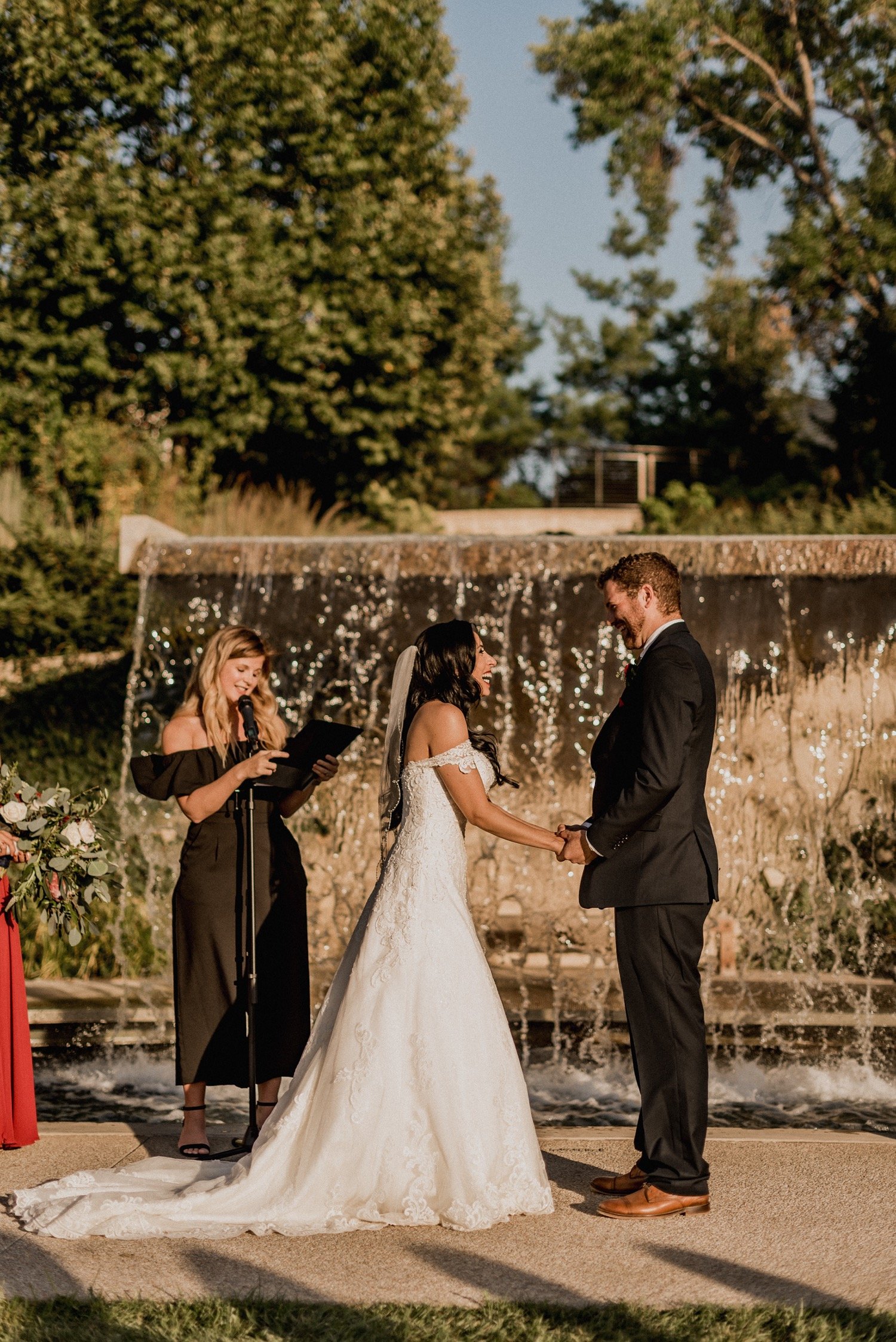 Des-Moines-iowa-botanical-garden-outdoor-wedding-ceremony.jpg.jpg