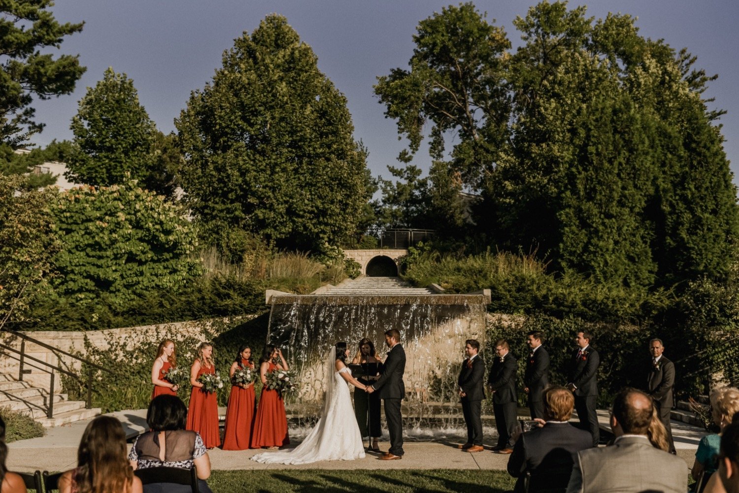 Iowa-outdoor-wedding-des-Moines-botanical-garden-ceremony.jpg.jpg