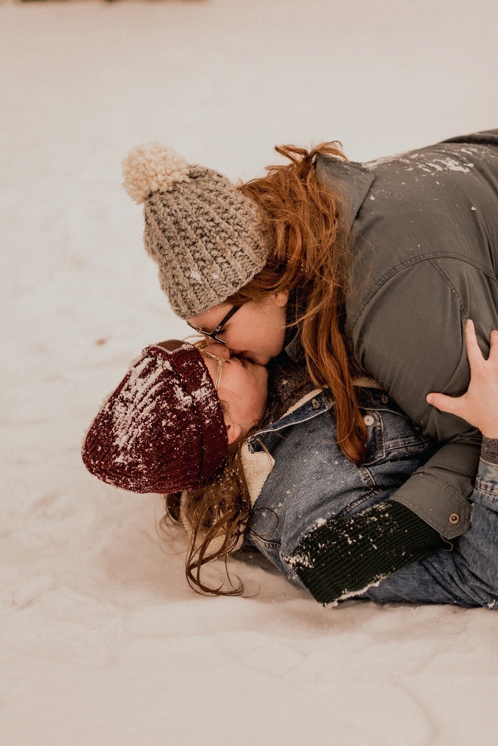 Couple-kiss-after-a-snowball-fight.jpg (1).jpg