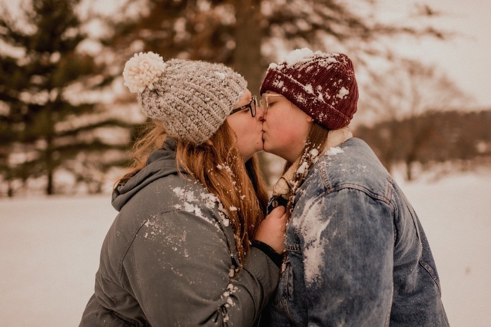 Couple-kiss-after-a-snowball-fight.jpg.jpg