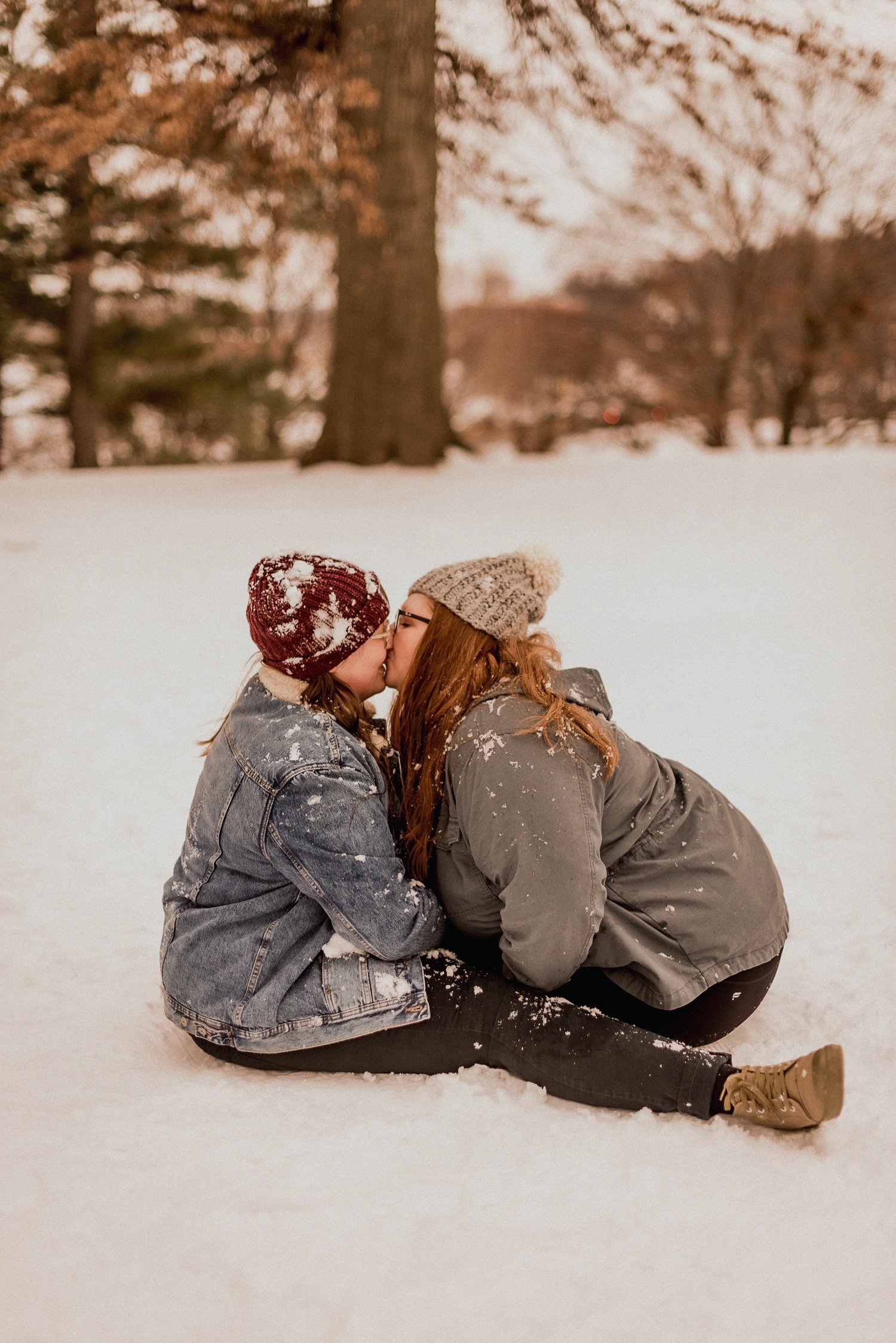 Couple-kiss-in-the-park-during-snowfall.jpg.jpg