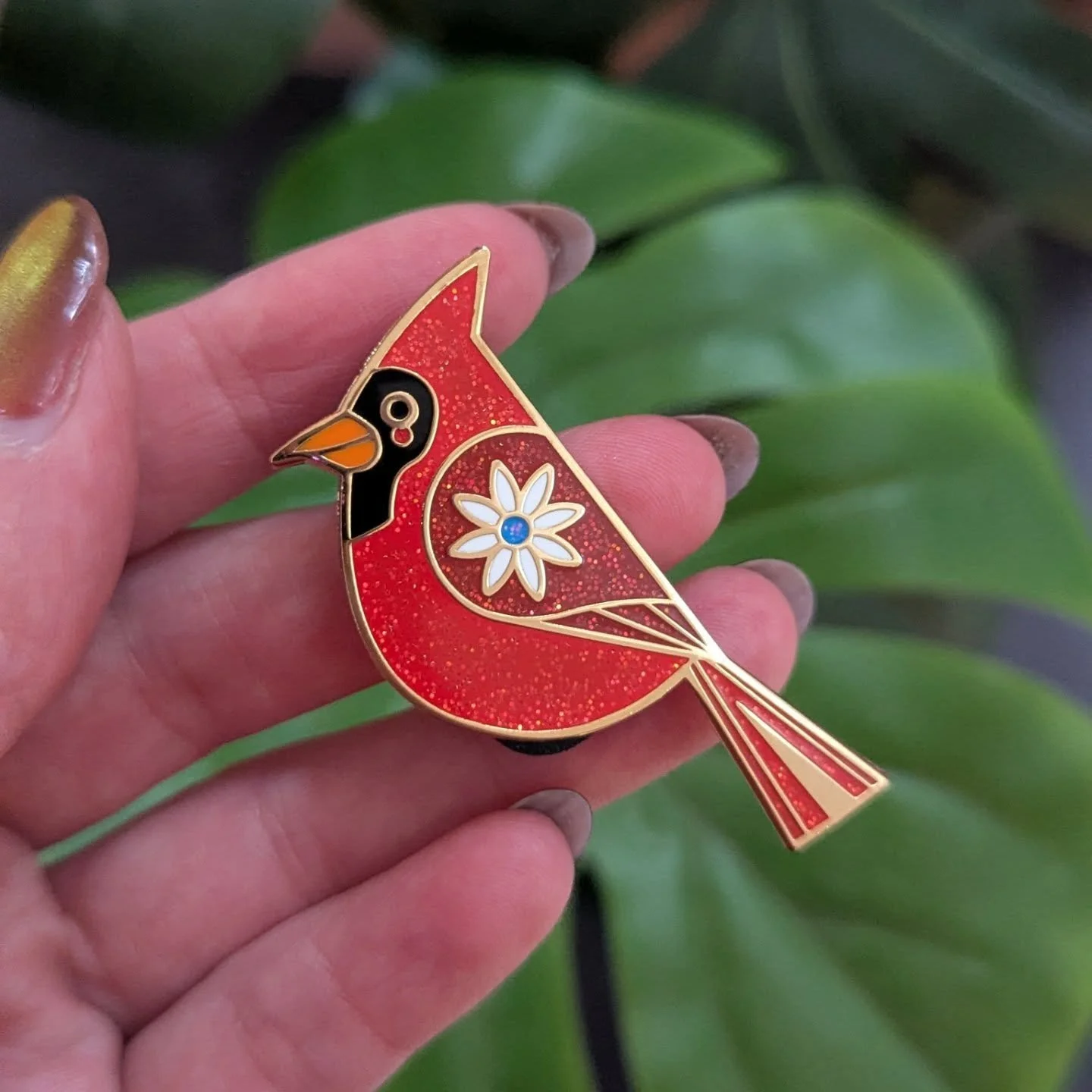 This little sparkly Cardinal is up and available for purchase! You can find it at AmberLeaders.com.
There is glitter in the body and in the wings!

#pincollector #cardinal #birdart