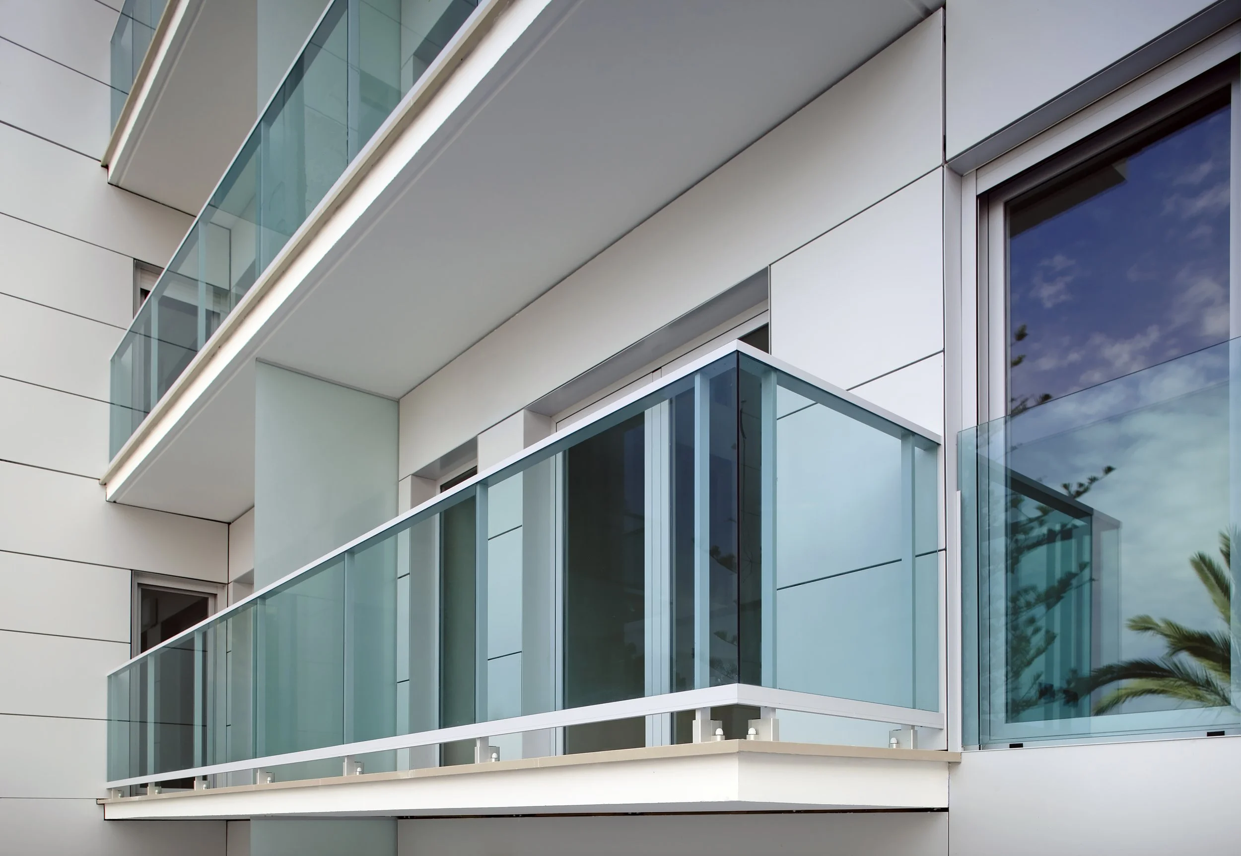 How outdoor glass balustrades can transform your home