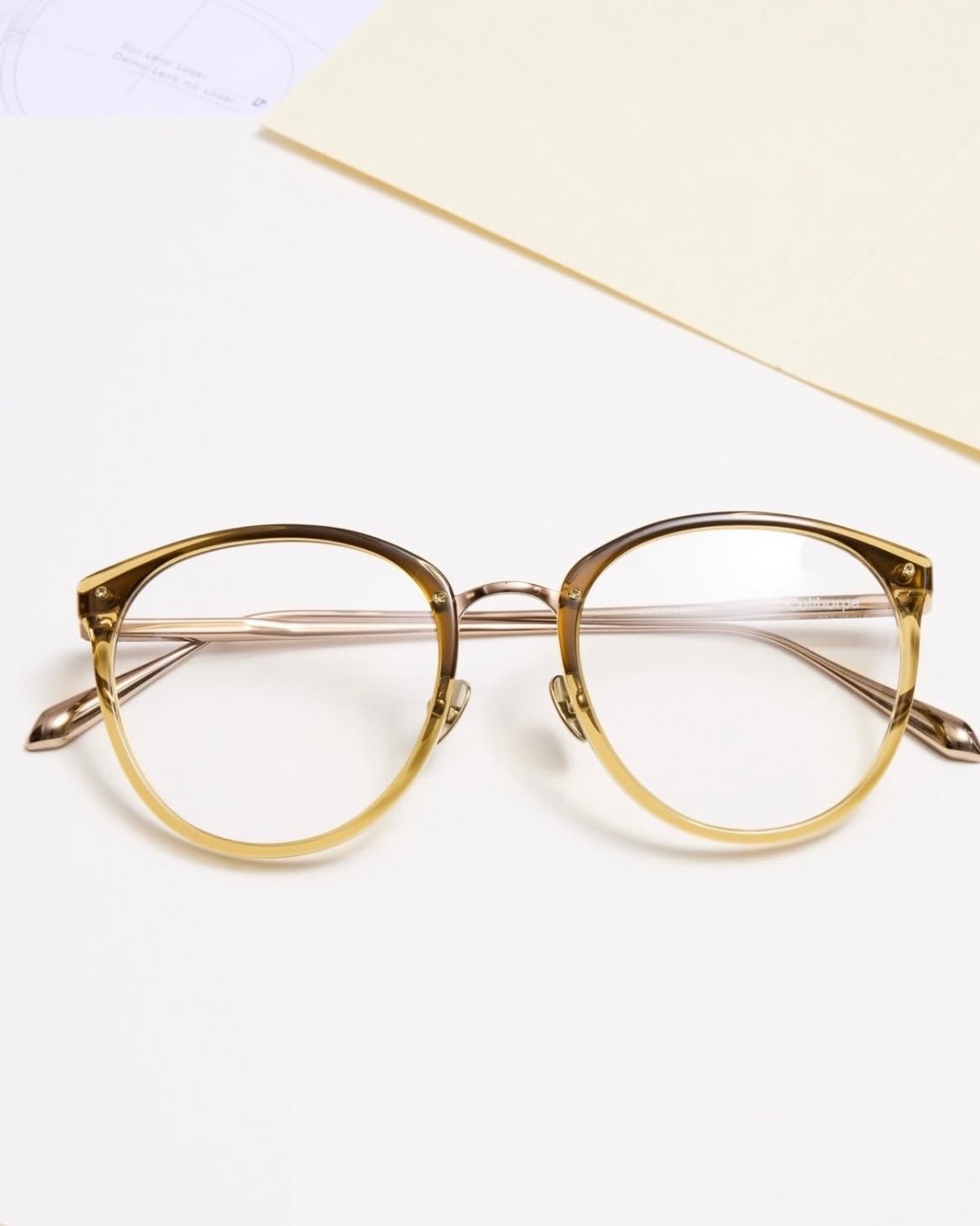 With its timeless shape and universally flattering fit, the  Calthorpe continues to be one of the most sought after Linda Farrow frames.