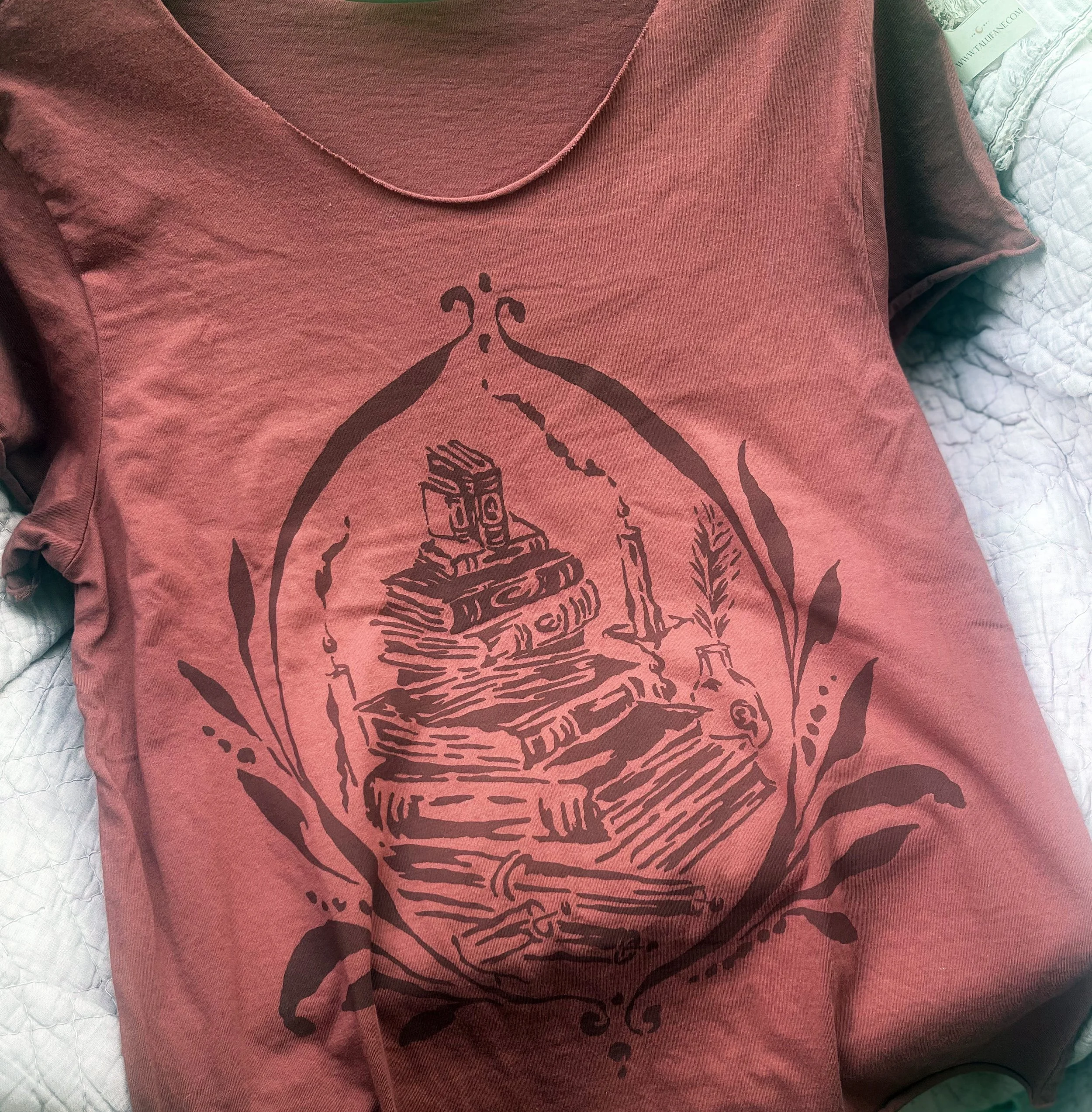 Old books t-shirt by Talufane
