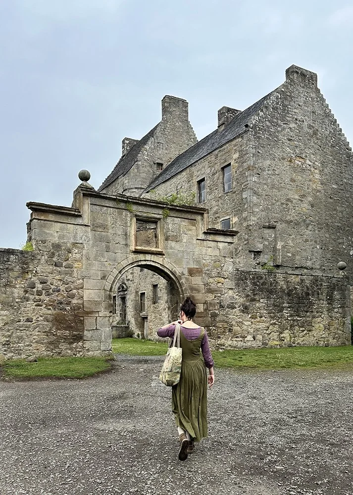 Lallybroch painting bag on location at Midhope Castle by Talufane