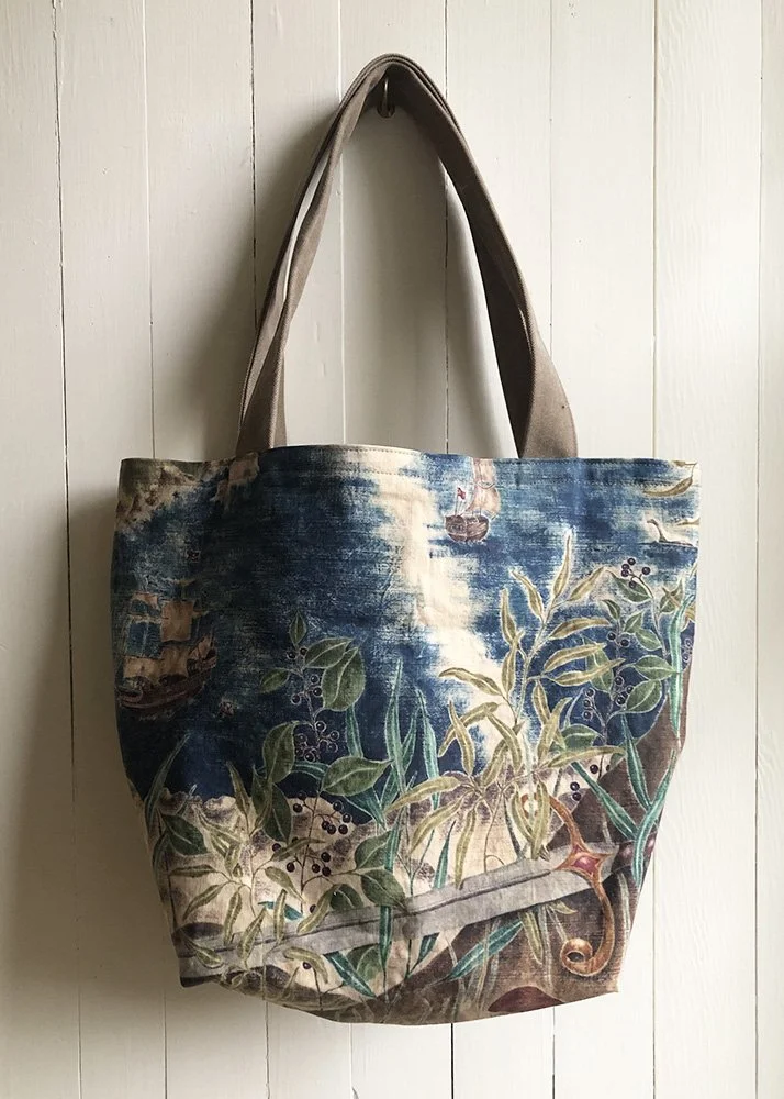 Medieval-inpsire tapestry bag by Talufane