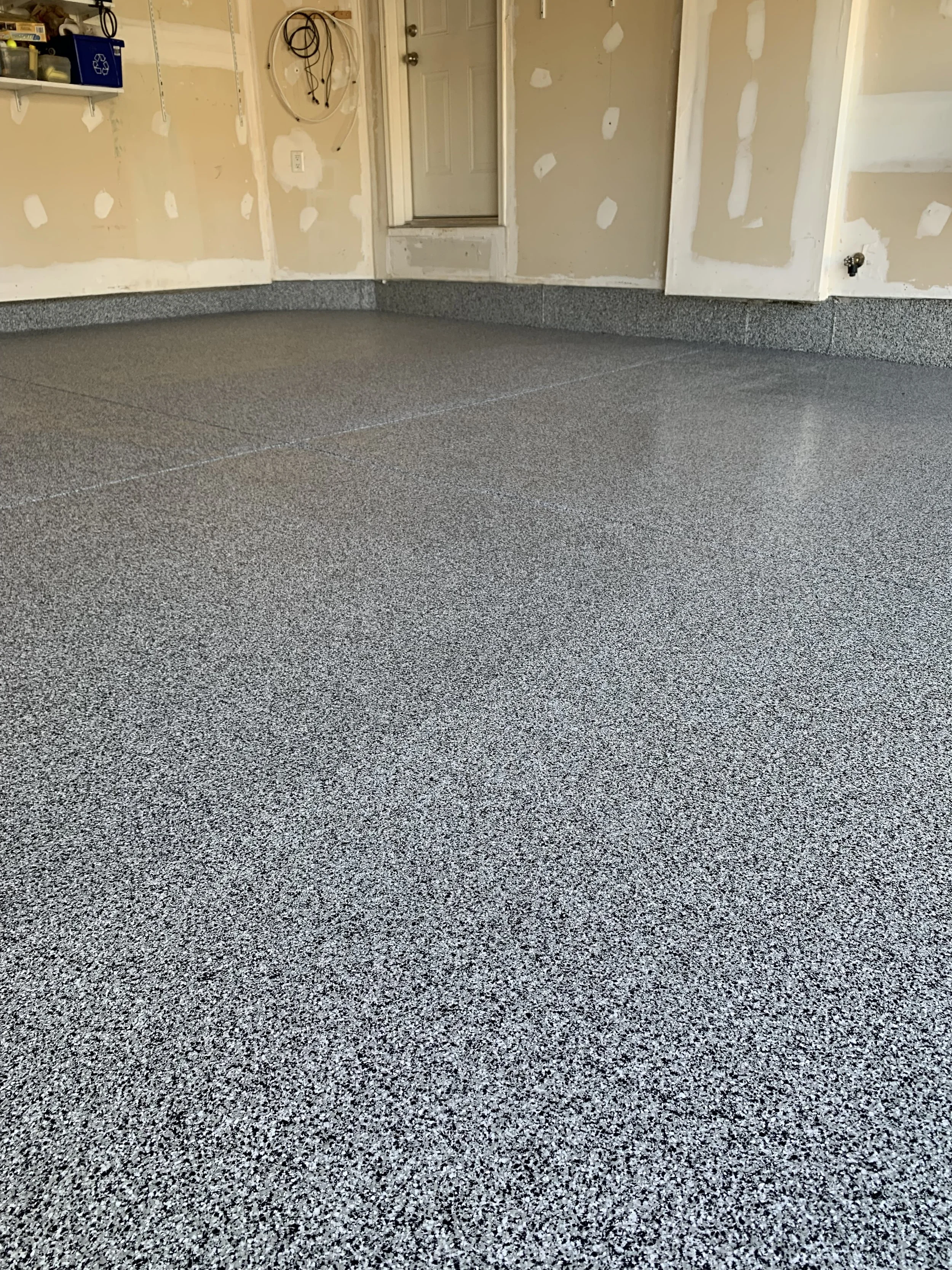 Domino flake system with polyaspartic top coat