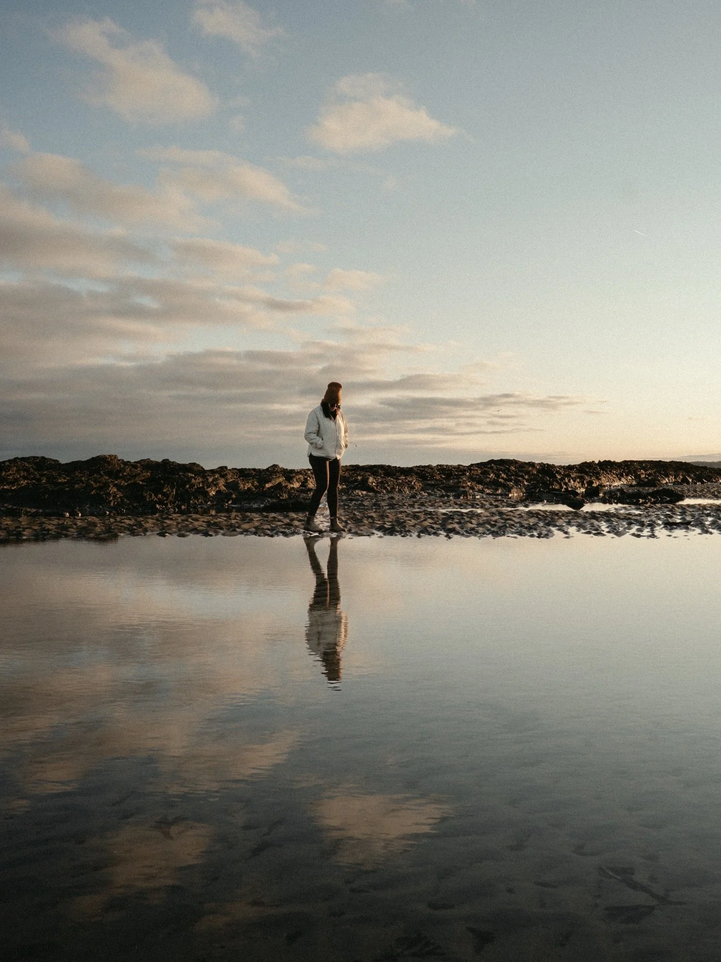 There&rsquo;s something so special about winter sunset walks on the beach🖤

Not to mention it&rsquo;s one of the only things that keeps me sane through the seasonal depression🙃

&bull;

#maine #mainebeaches #mainebranddesigner #mainelife #newenglan