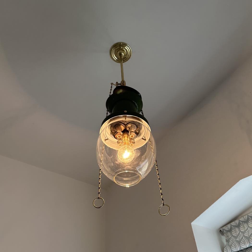 Fitting some distinctive, retro gas lights.. what a difference lighting alone can make ✨
&bull;
&bull;
&bull;
&bull;
#electrician #homelightingideas #electricanuk #kitchenlightingideas #homelighting #lightingideas #lightinginspiration