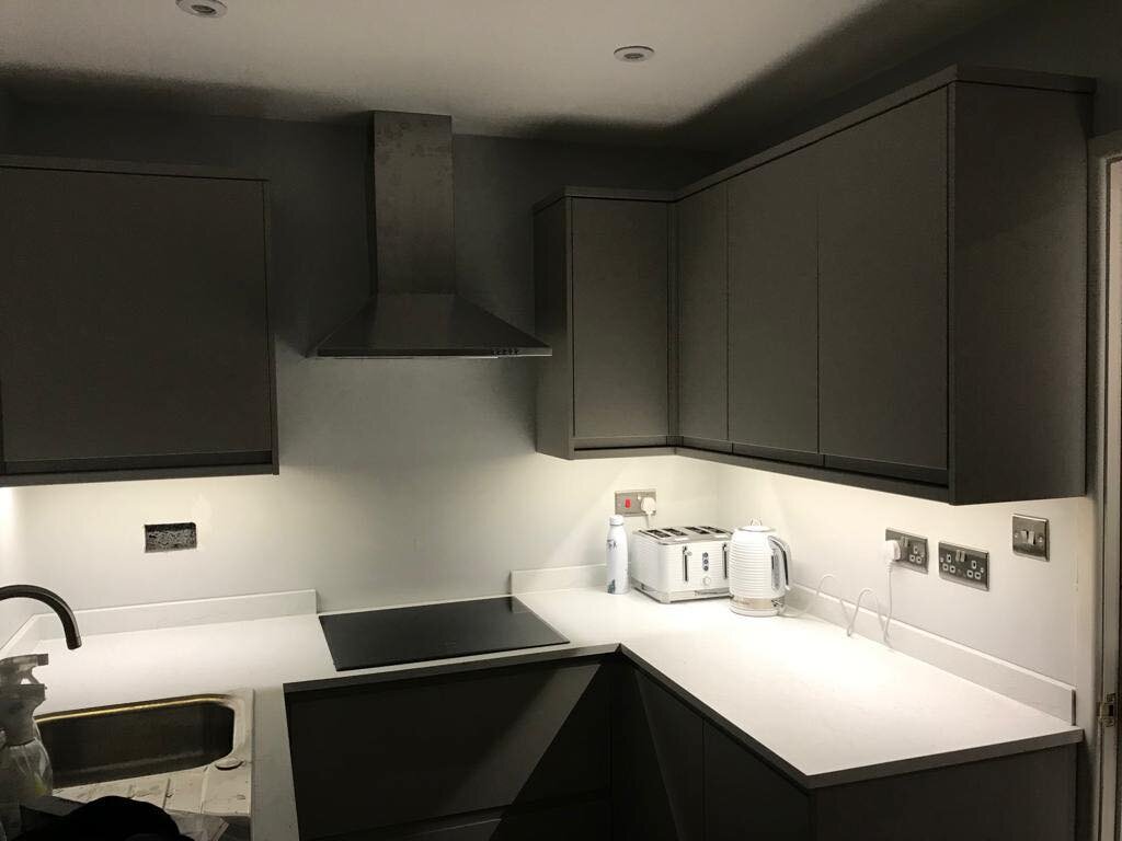 Using LED strip as under cabinet lighting to upgrade this kitchen 🔅
&bull;
&bull;
&bull;
&bull;
#kitchenlighting #homelighting #kitchenlightingideas #electricanuk #homelightingideas #electrician