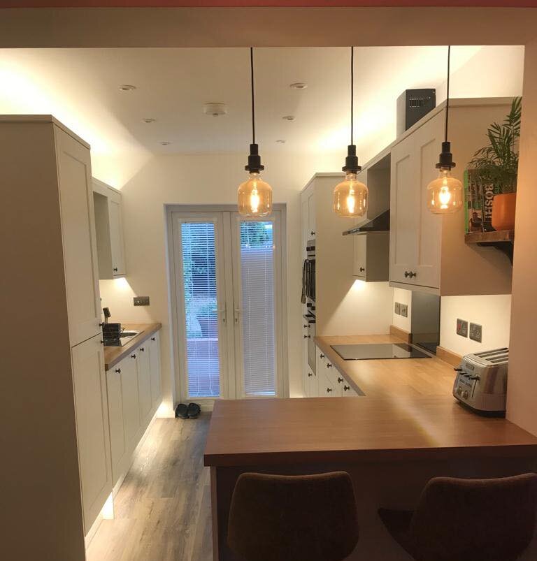 Adding a touch of luxury to this kitchen with some lovely pendants and cabinet lighting ✨
&bull;
&bull;
&bull;
&bull;
#kitchenlighting #kitchenlightingideas #homelighting #homelightingideas #electrician #electricanuk