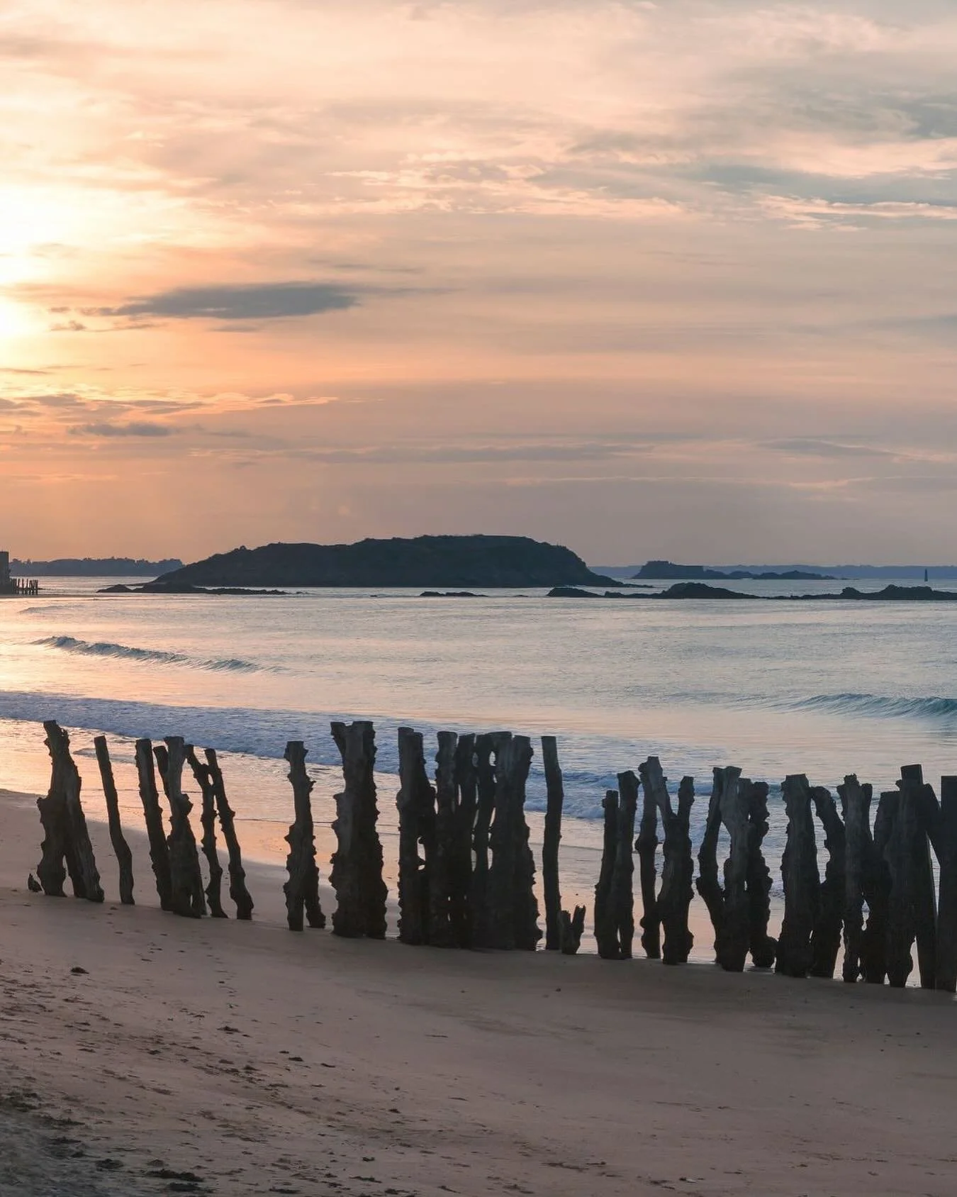 O Charme do Mediterr&acirc;neo
Imagine-se &agrave; beira-mar, sentindo a brisa suave e vestindo pe&ccedil;as que traduzem o glamour de Saint-Tropez. Esse &eacute; o universo Tr&oacute;pique: sofistica&ccedil;&atilde;o com leveza e um toque brasileiro