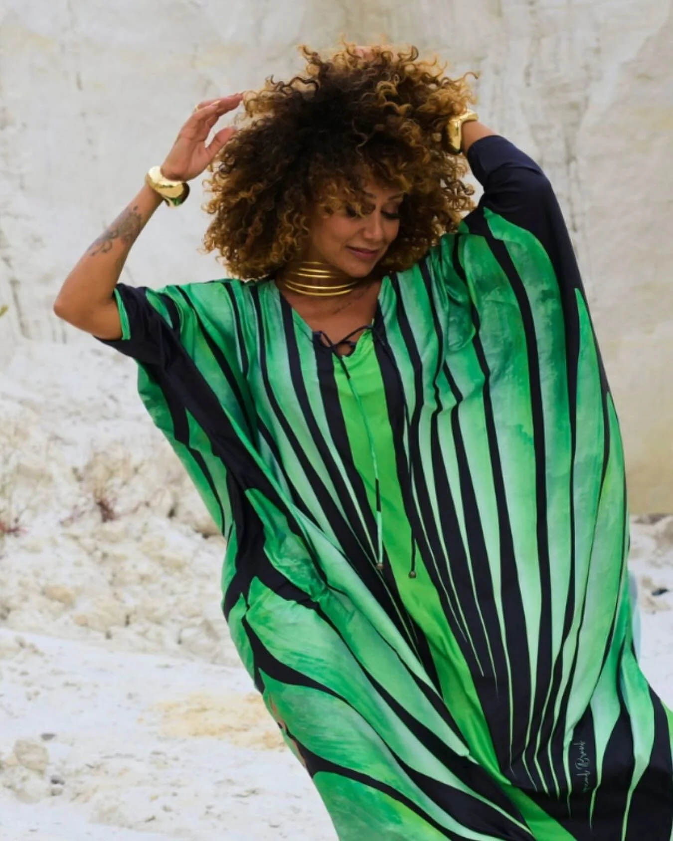 Tend&ecirc;ncias passam, mas a eleg&acirc;ncia atemporal permanece. Criamos roupas para quem valoriza a beleza sem excessos e o frescor de um ver&atilde;o sem fim.

Vestido: Tropical Brasil por Raquel Ara&uacute;jo

#Tr&oacute;pique #Eleg&acirc;nciaN
