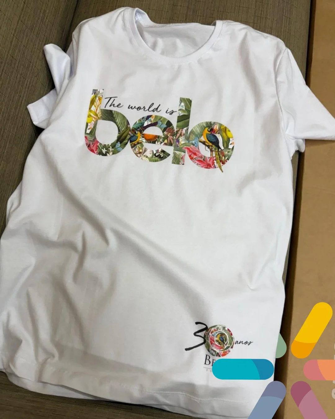 A Belo queria uma camiseta com personalidade.
Nada gen&eacute;rico, nada com cara de brinde esquecido no arm&aacute;rio.

A ideia foi criar uma pe&ccedil;a simples, direta e com presen&ccedil;a. Daquelas que a pessoa usa porque gostou, n&atilde;o por