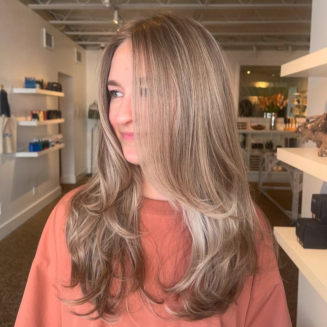 Blended pops by @emmaclairecalkins_ &amp; layered chop by @pelusa.de.durazno 🤍🕊️ Stunning and effortless 

#dallasblonde #dallasbalayage #dallashairstylist