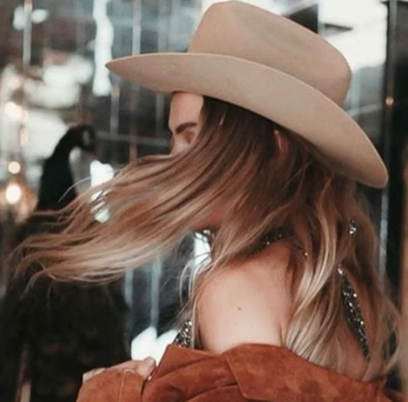 Back in the fall saddle 👀 @opalmilk 
Peeking through this cowboy hat with warm sandy tones 💋💋💋 
Painted @jt_thesongbirdsociety 
#thesongbirdsociety #dallashair #dallassalon #dallasjewelrydesigner