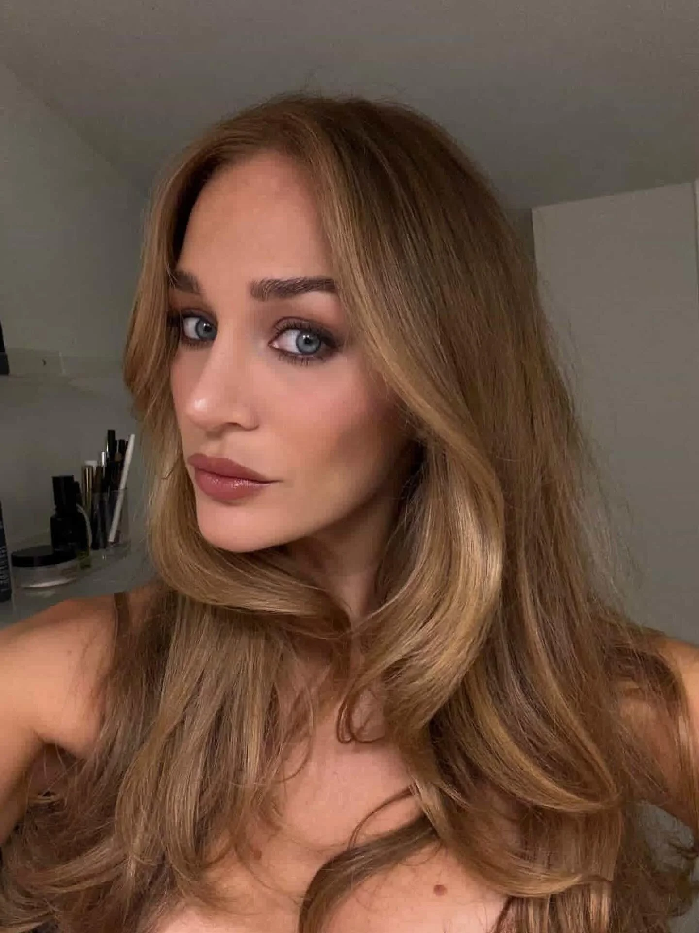 We are obsessed with this color!🔥 @leslyevansickle 
These warm toffee honey Carmel tones are everything on the beautiful 😋 @jalexames 
#thesongbirdsociety #dallascolorspecialist #dallascolorist #dallashair #dallassalon