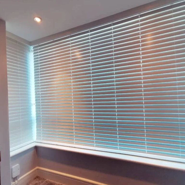 Perfect 50mm Venetian bay window fitment. Every bay window is different depending on handle location, alarm units and window border sizes.
Making sure you have measured it correctly will give you no visible glass in most situations.