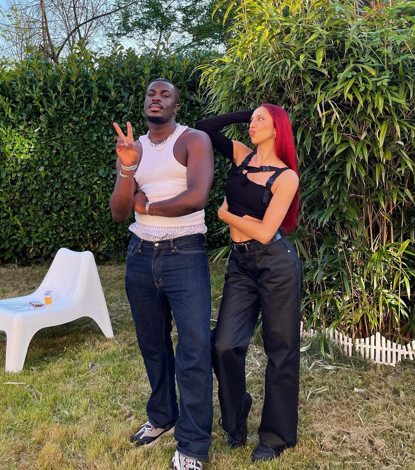 ayez des danseuses qui vous regarde (presque) avec amour 😚