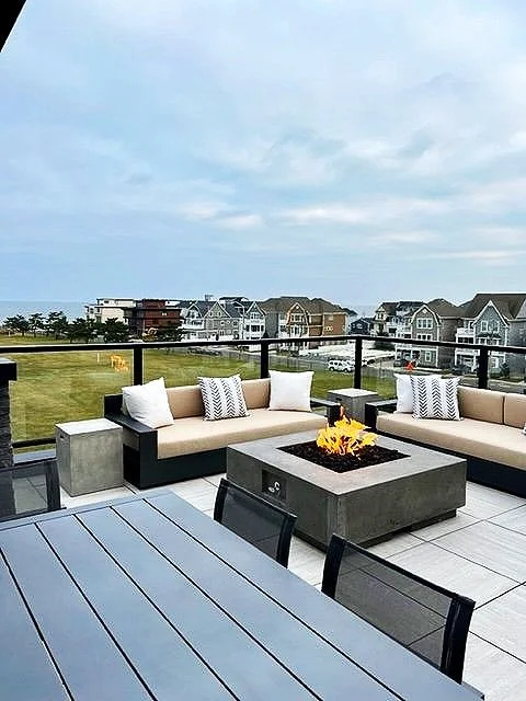 The roof has a dining area with direct ocean views.