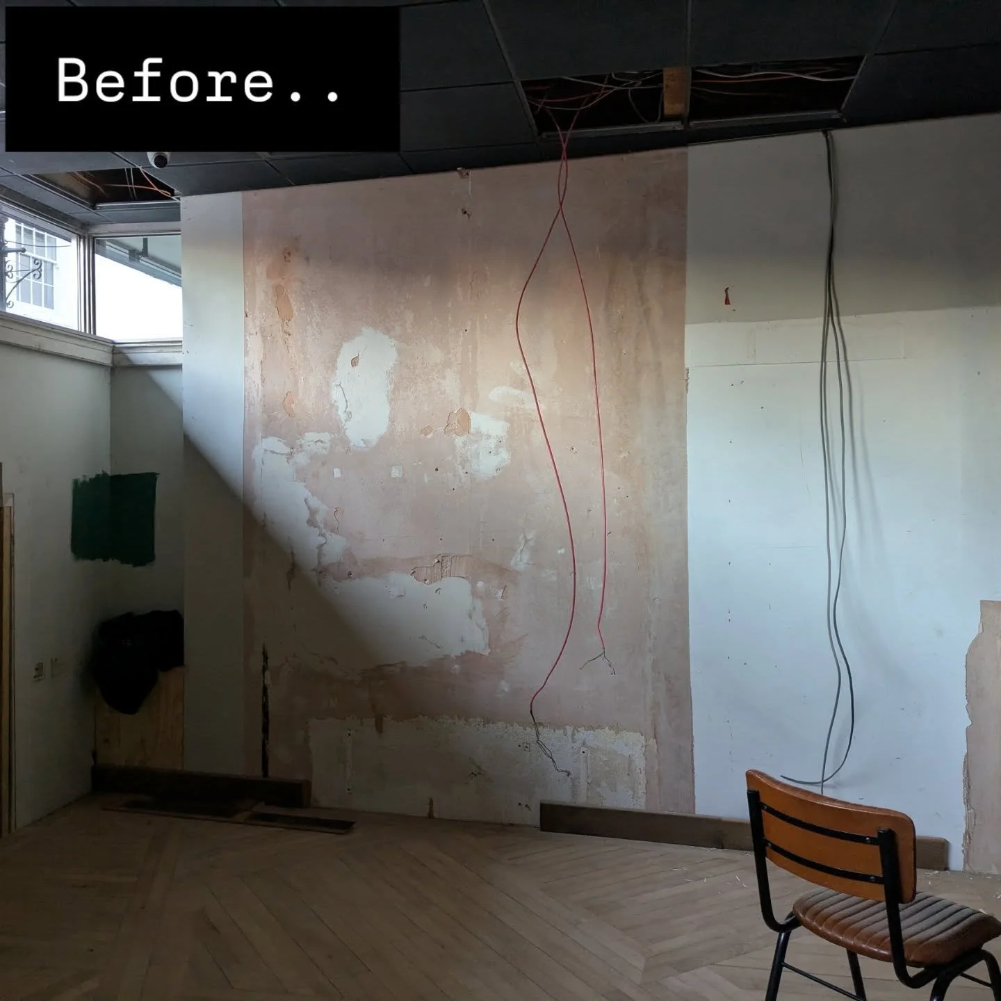 Earlier this year, I had the pleasure of doing some scenic painting @theunderbank in Stockport.
The themes were lush, mixing vintage and rustic paint effects with bold colours and furniture. 
I was asked to create faux aged plaster, worn brickwork, s