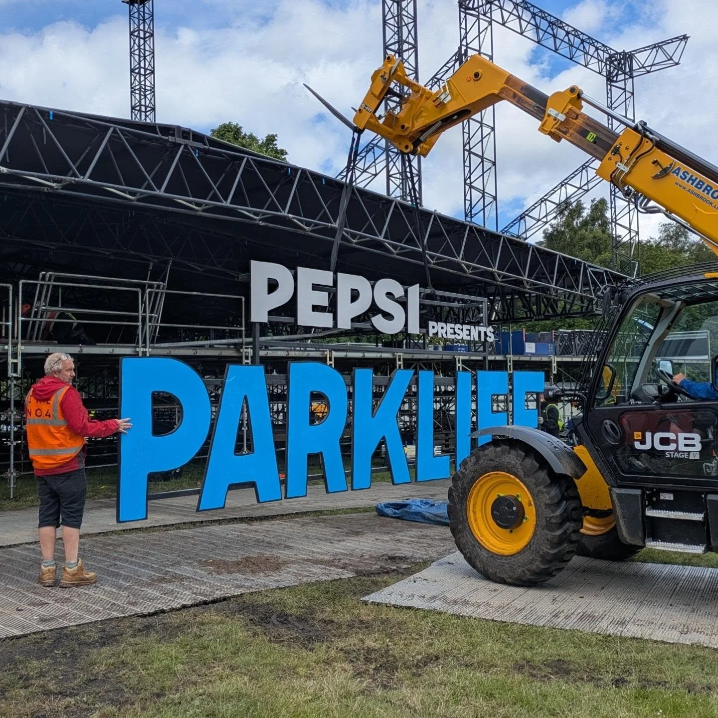 A lovely job helping out @decordiaevents team again, this time at Parklife!
This year involved a change of sponsorship, so I was asked to remake the signage for the main stage, some colourful repainting of the installations and a lot of vinyling acro
